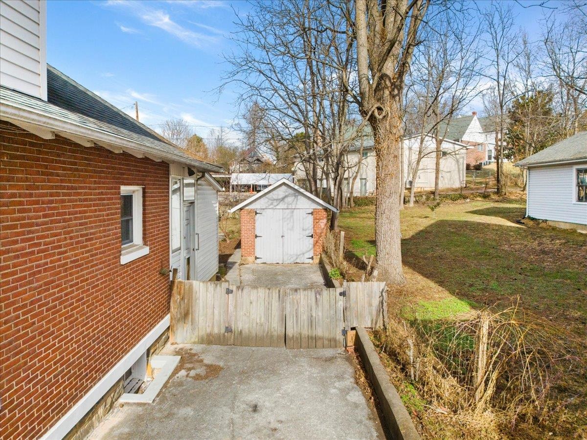 36 8th Street NW Pulaski VA 24301