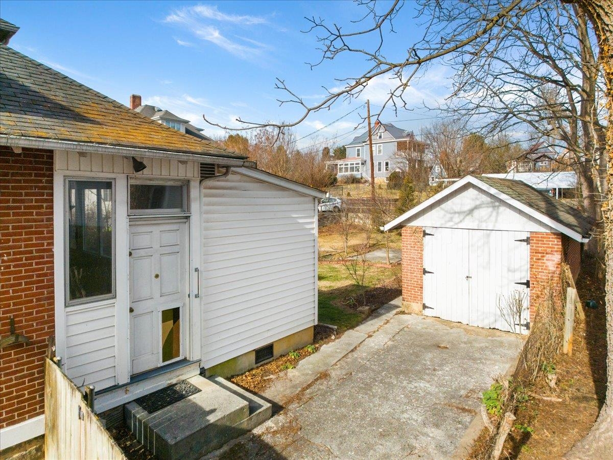 36 8th Street NW Pulaski VA 24301