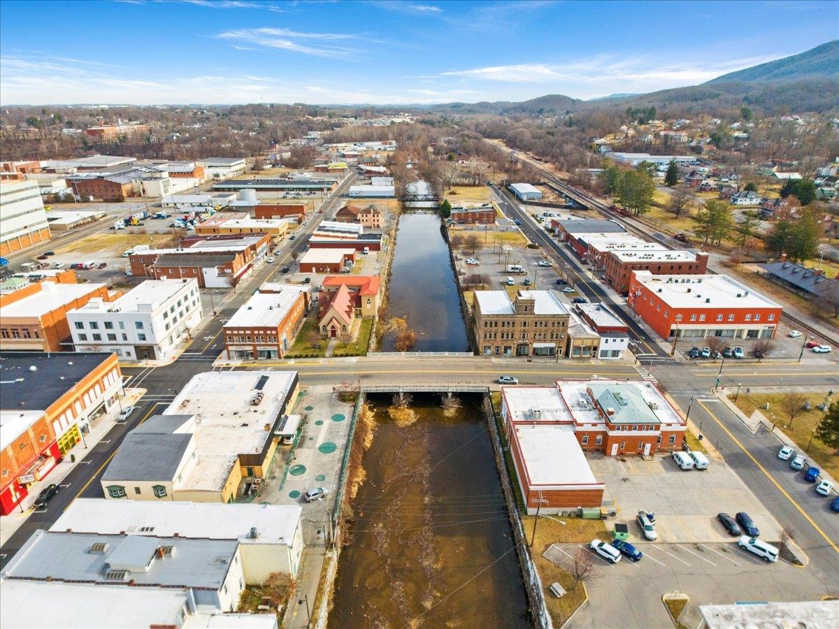 36 8th Street NW Pulaski VA 24301