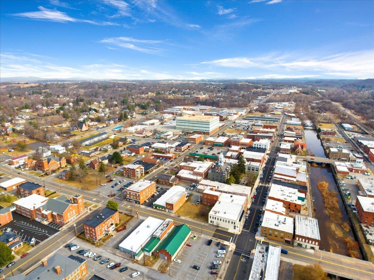 36 8th Street NW Pulaski VA 24301