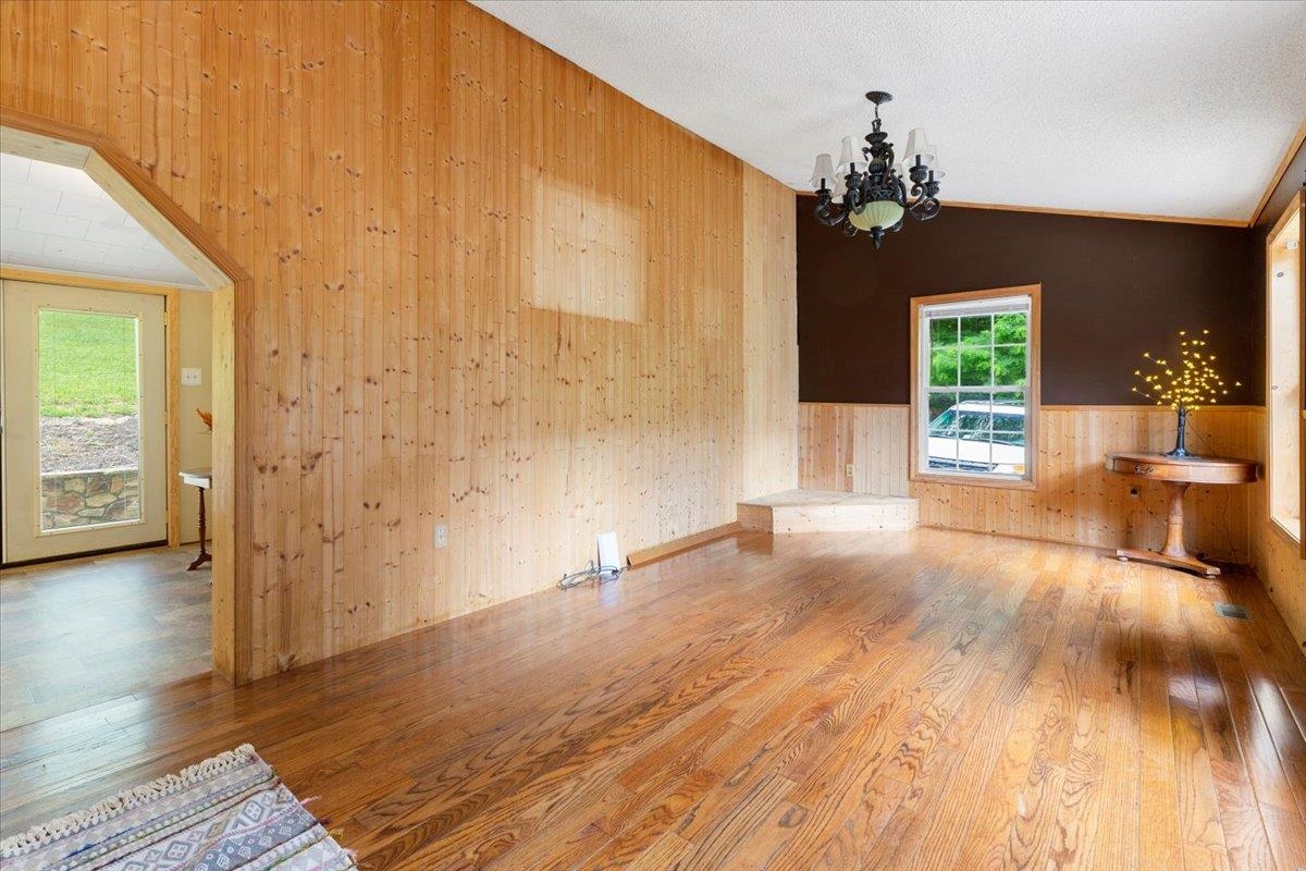 2528 Old Hurst Road Hiwassee VA 24347