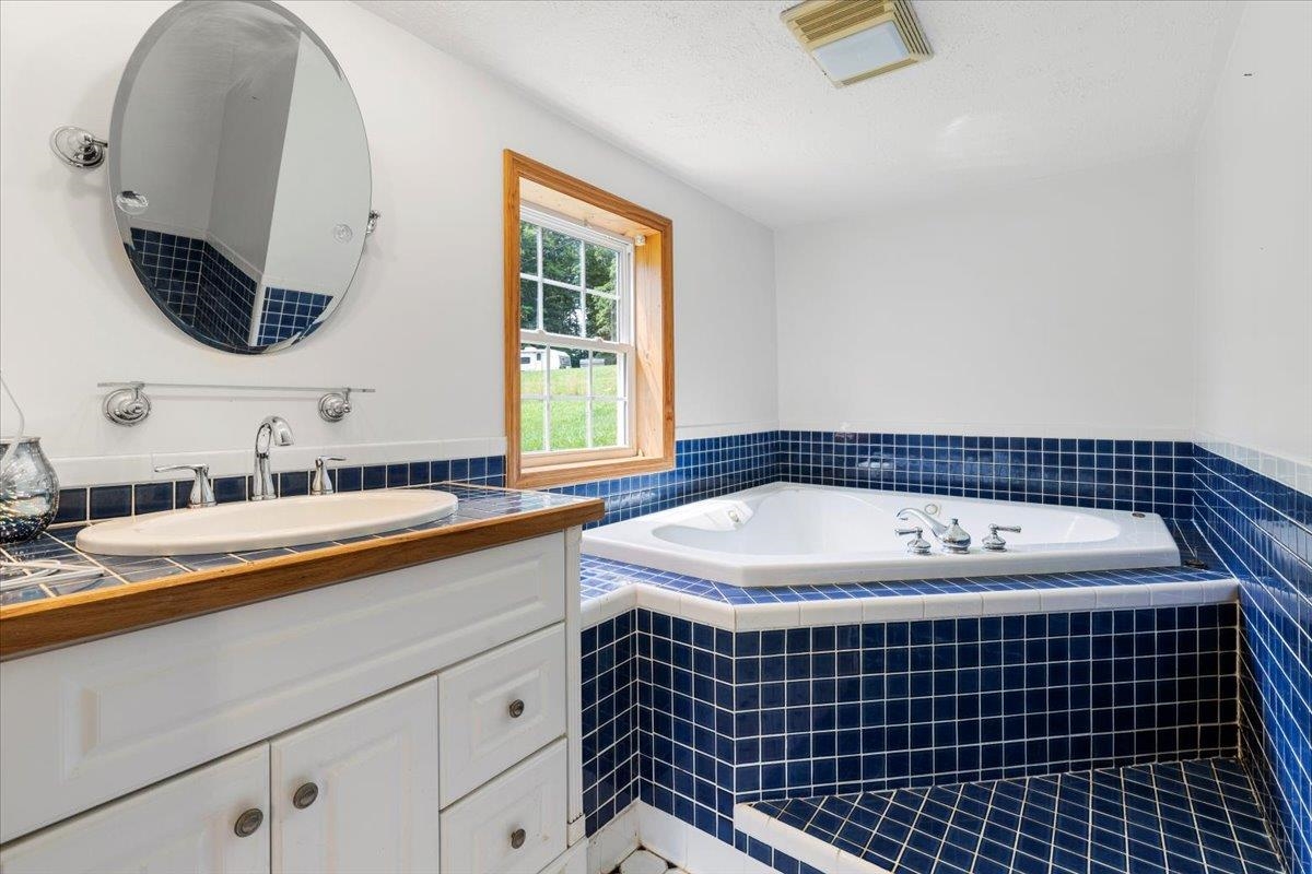 2528 Old Hurst Road Hiwassee VA 24347