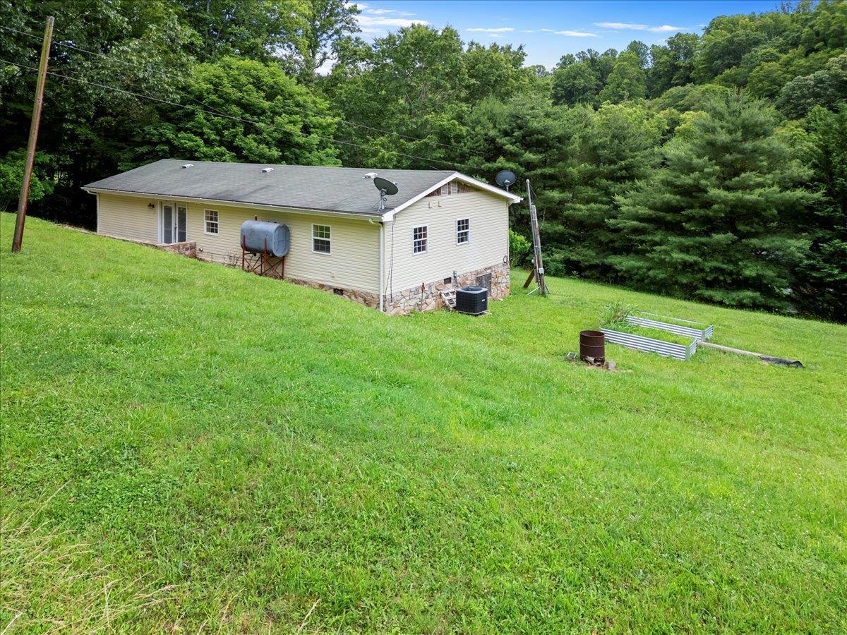 2528 Old Hurst Road Hiwassee VA 24347