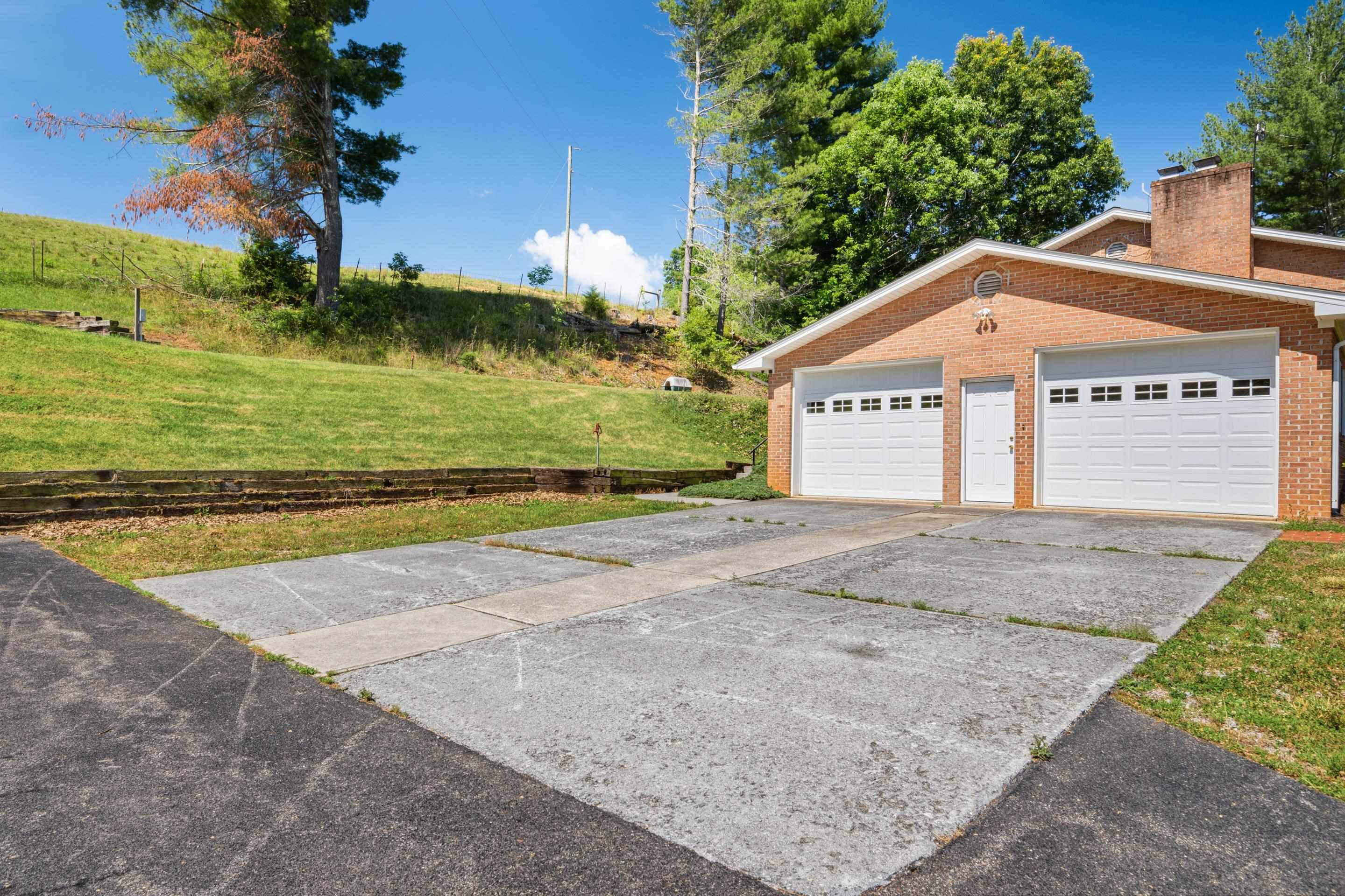 5725 Graysontown Road Radford VA 24141