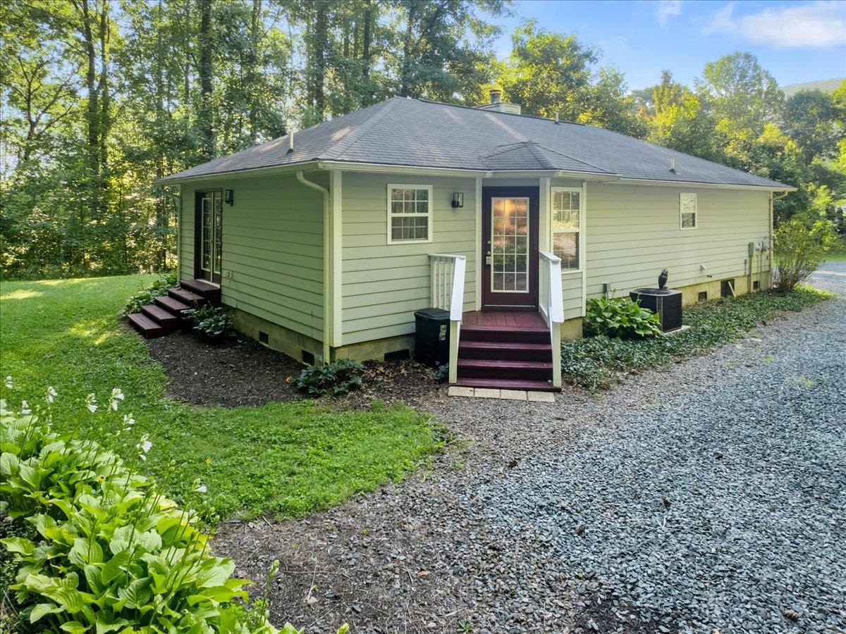 2271 Ridgeview Road NW Floyd VA 24091