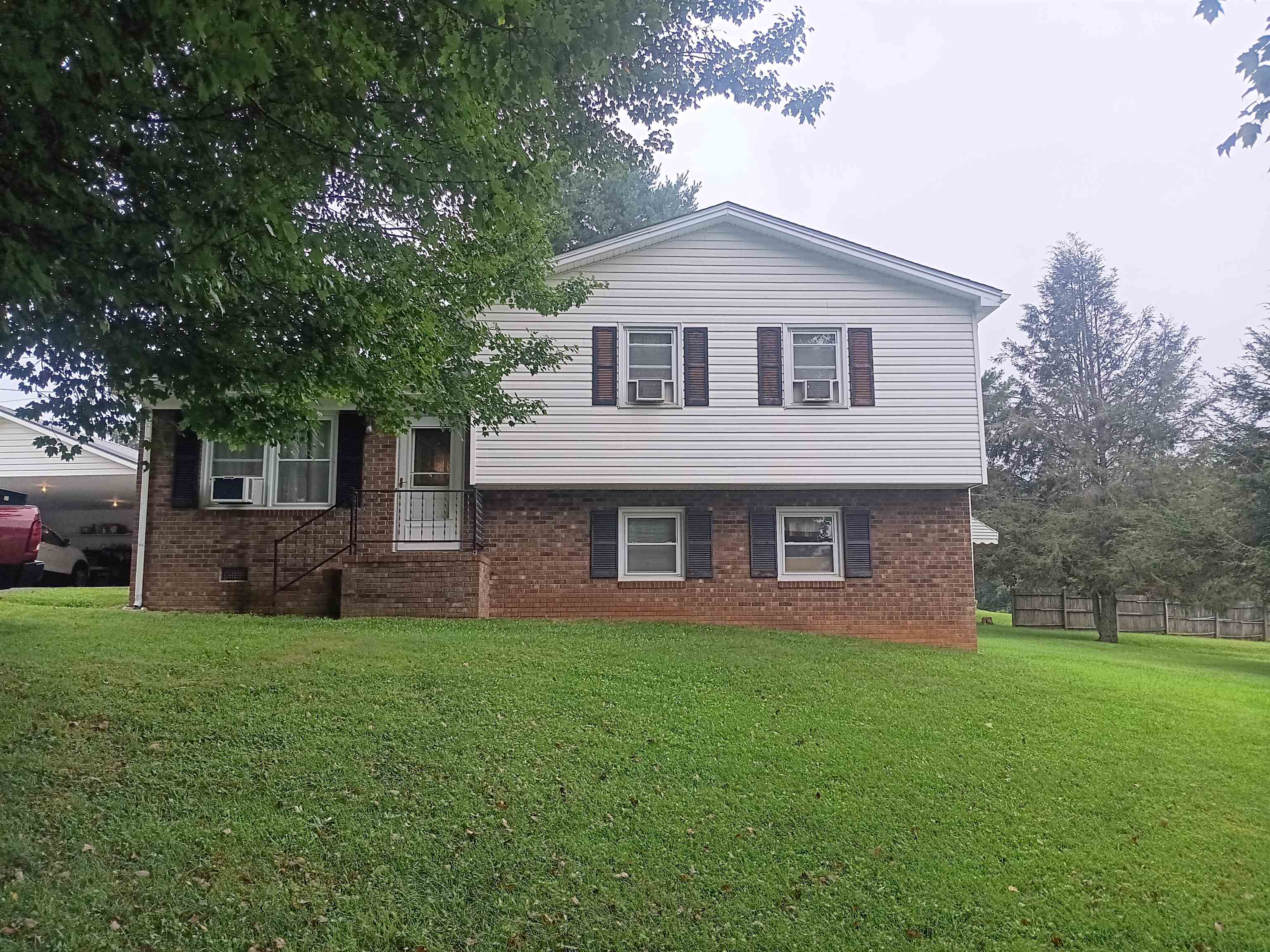 127 Greenview Ln Lane Hillsville VA 24343