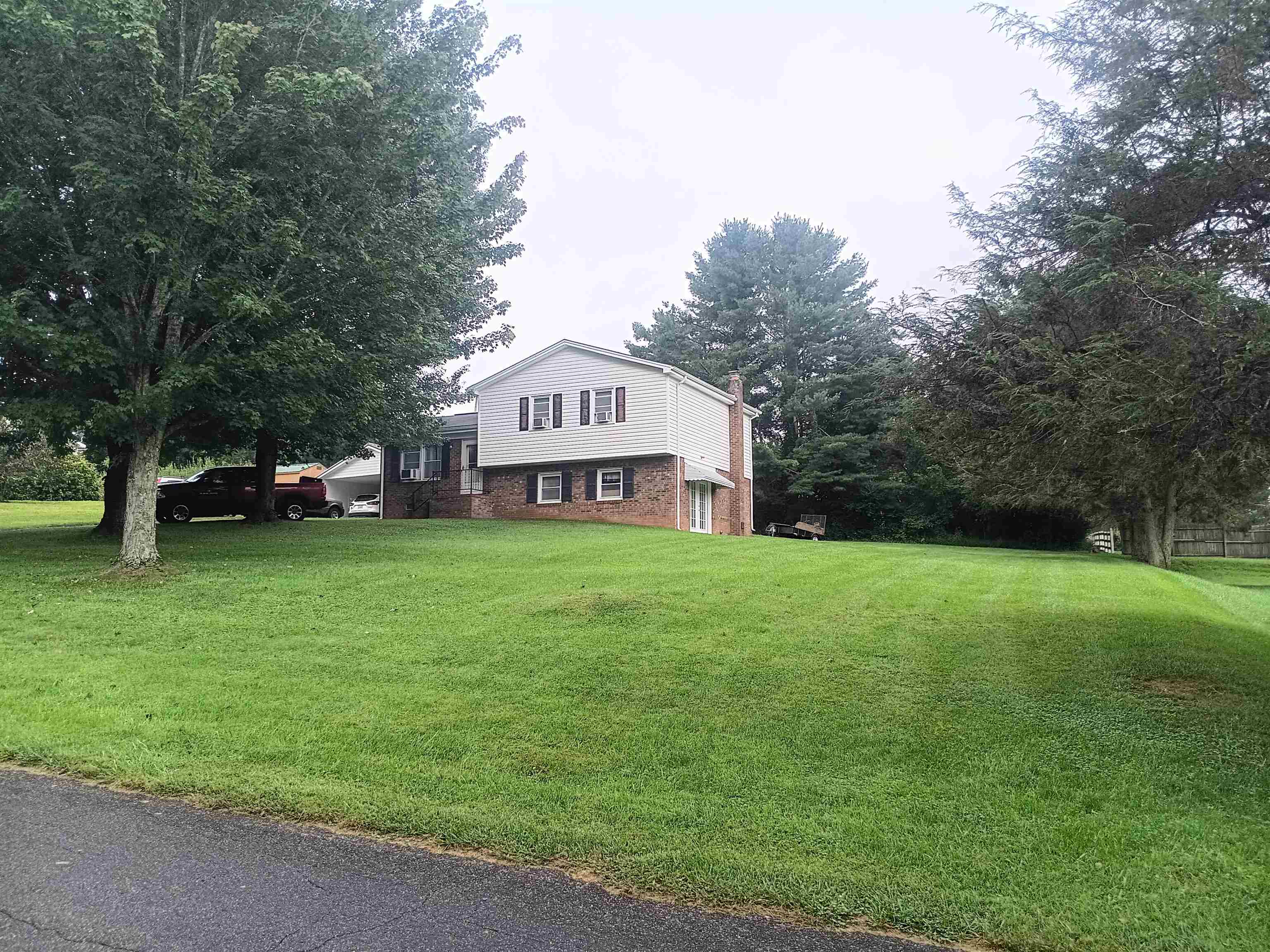 127 Greenview Ln Lane Hillsville VA 24343