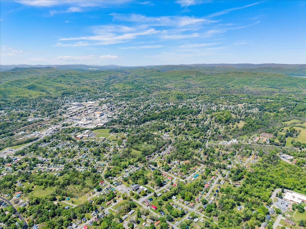 1904 Wilshire Lane Pulaski VA 24301