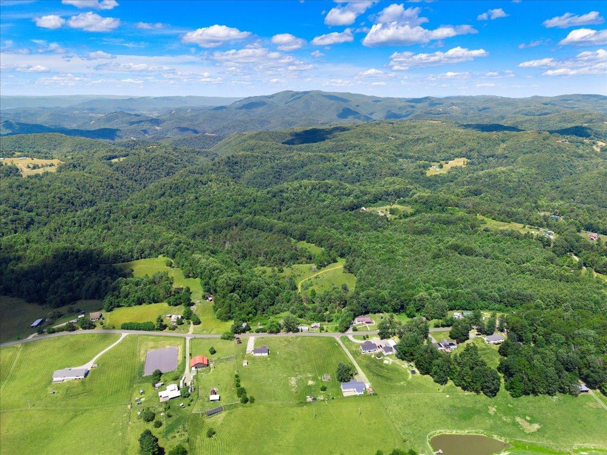 786 Huffville Road NE Pilot VA 24138
