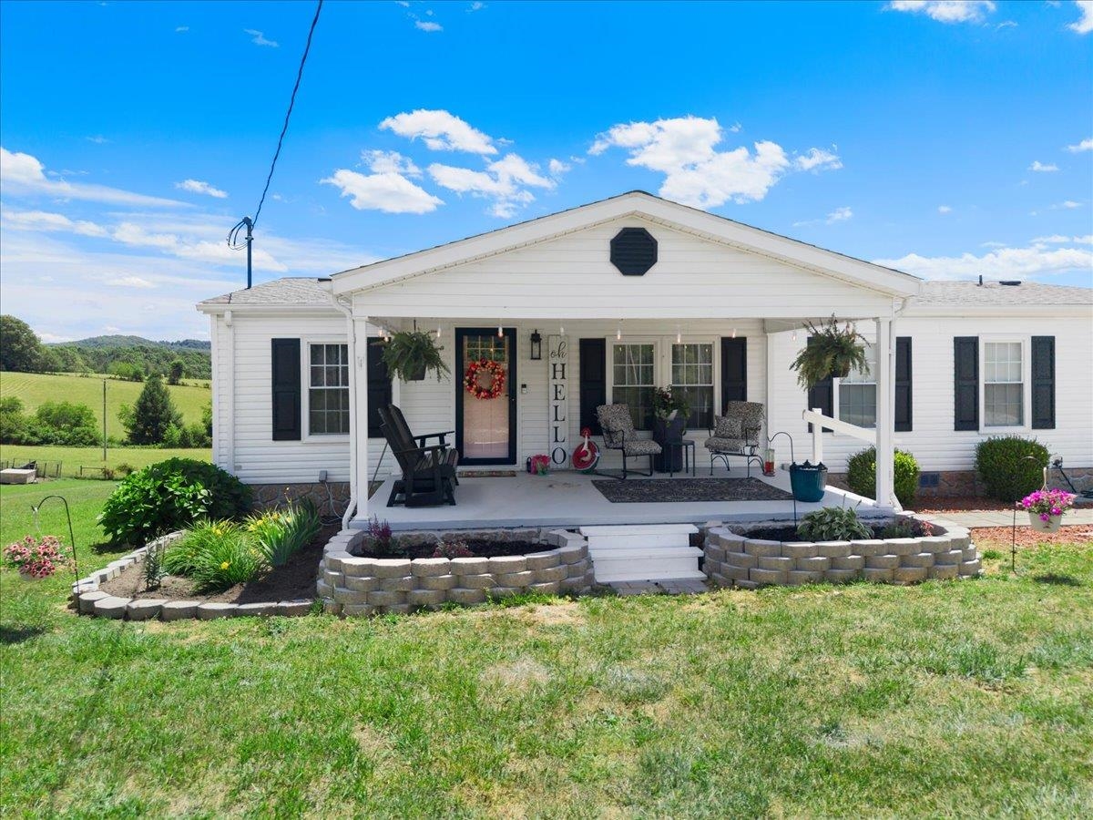 786 Huffville Road NE Pilot VA 24138