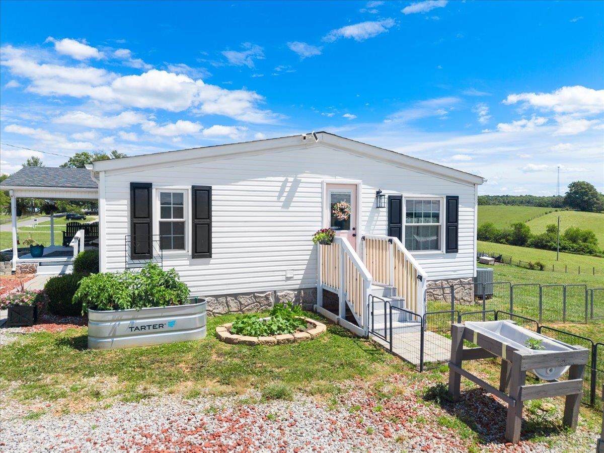 786 Huffville Road NE Pilot VA 24138