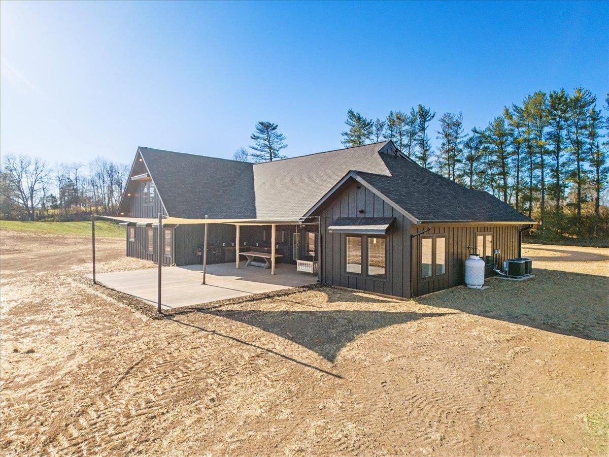 7194 Gate 10 Road Fairlawn VA 24141