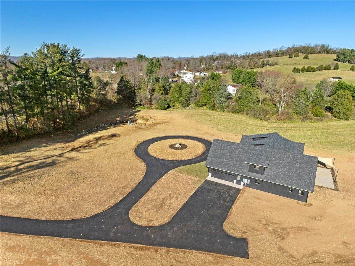 7194 Gate 10 Road Fairlawn VA 24141