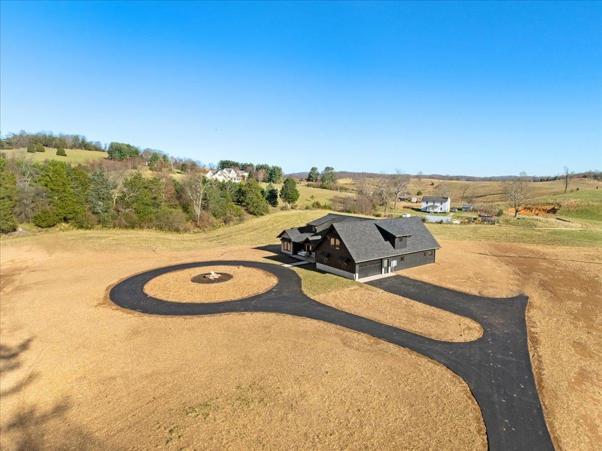 7194 Gate 10 Road Fairlawn VA 24141