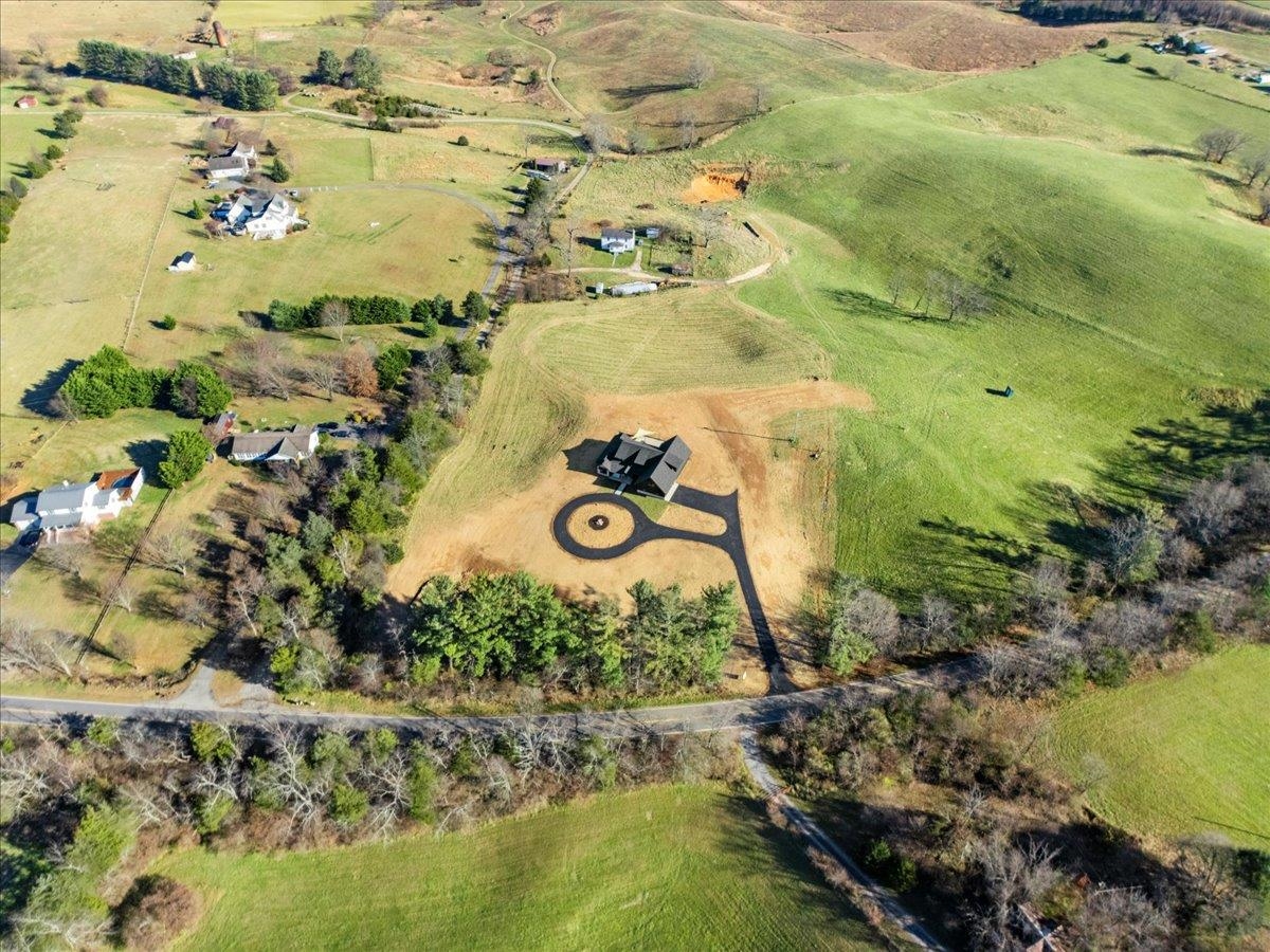 7194 Gate 10 Road Fairlawn VA 24141