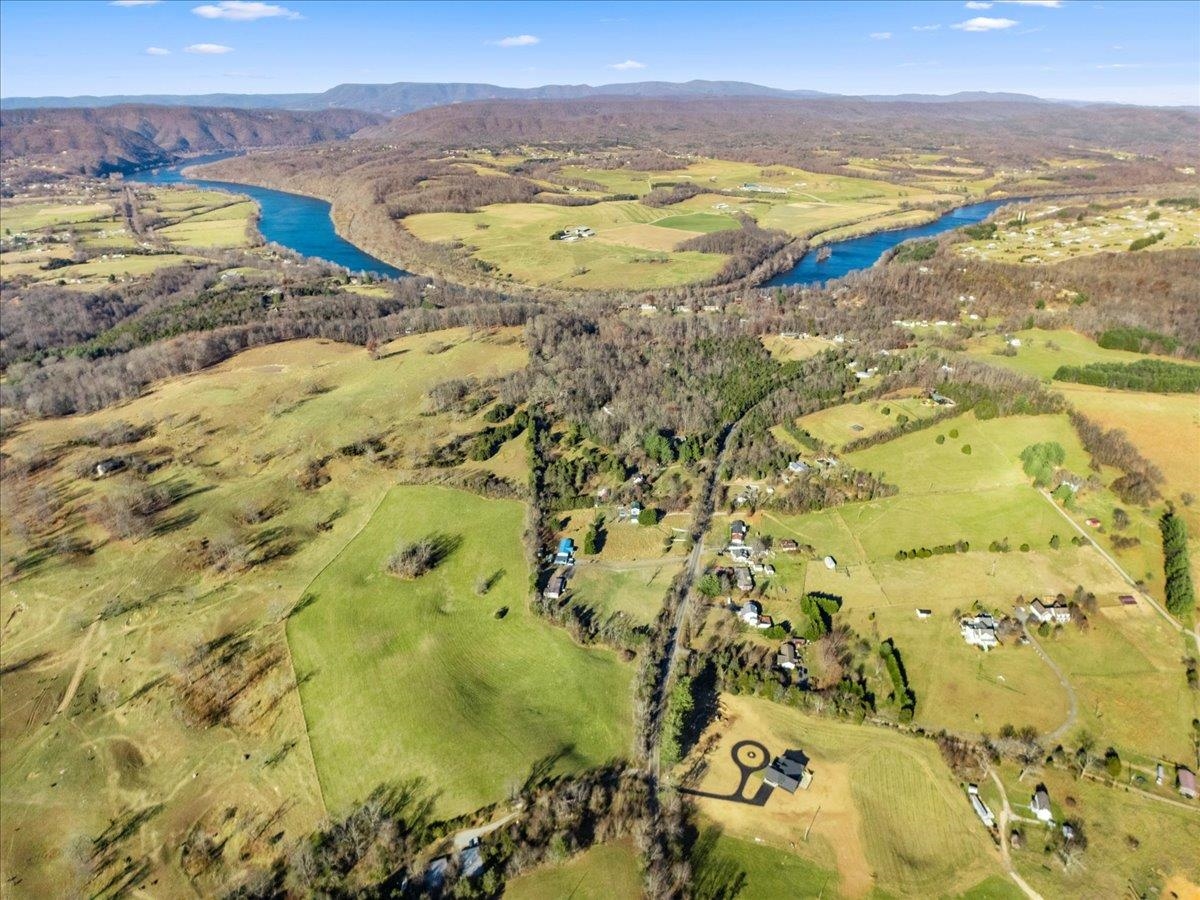 7194 Gate 10 Road Fairlawn VA 24141