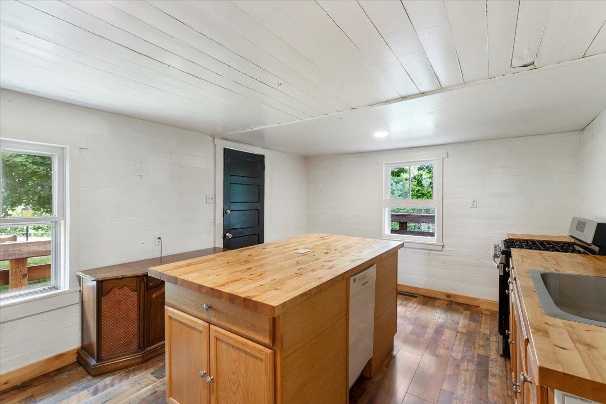 4343 Indian Valley Road NW Willis VA 24380