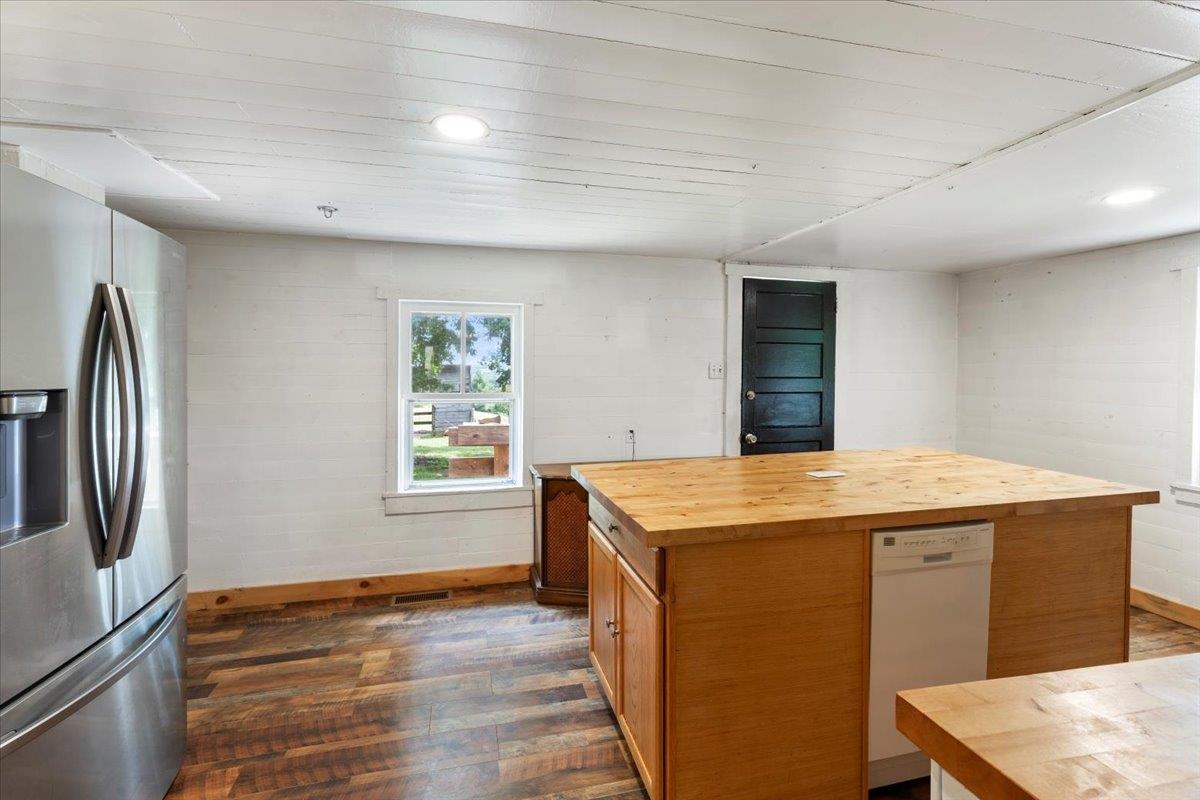 4343 Indian Valley Road NW Willis VA 24380