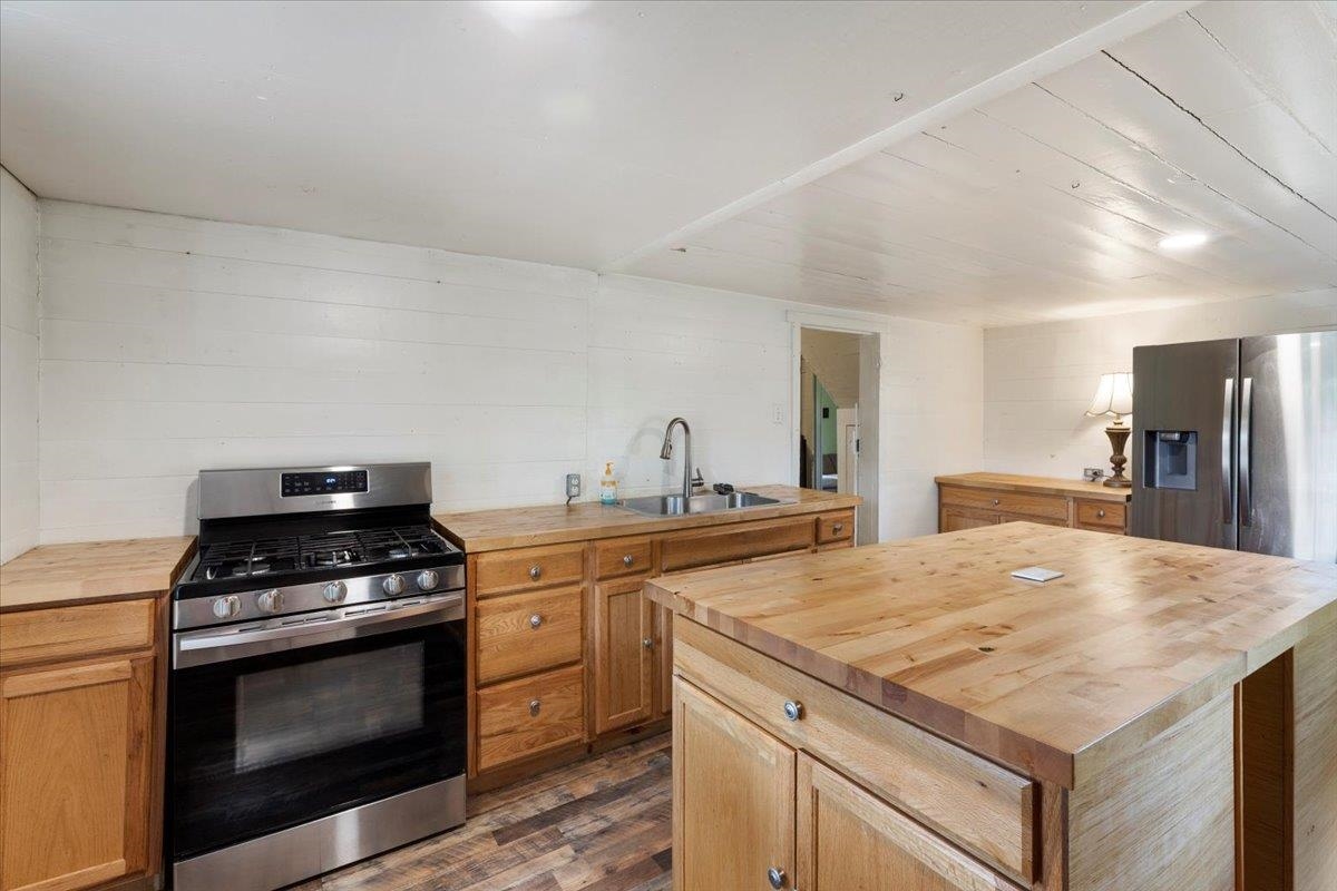 4343 Indian Valley Road NW Willis VA 24380