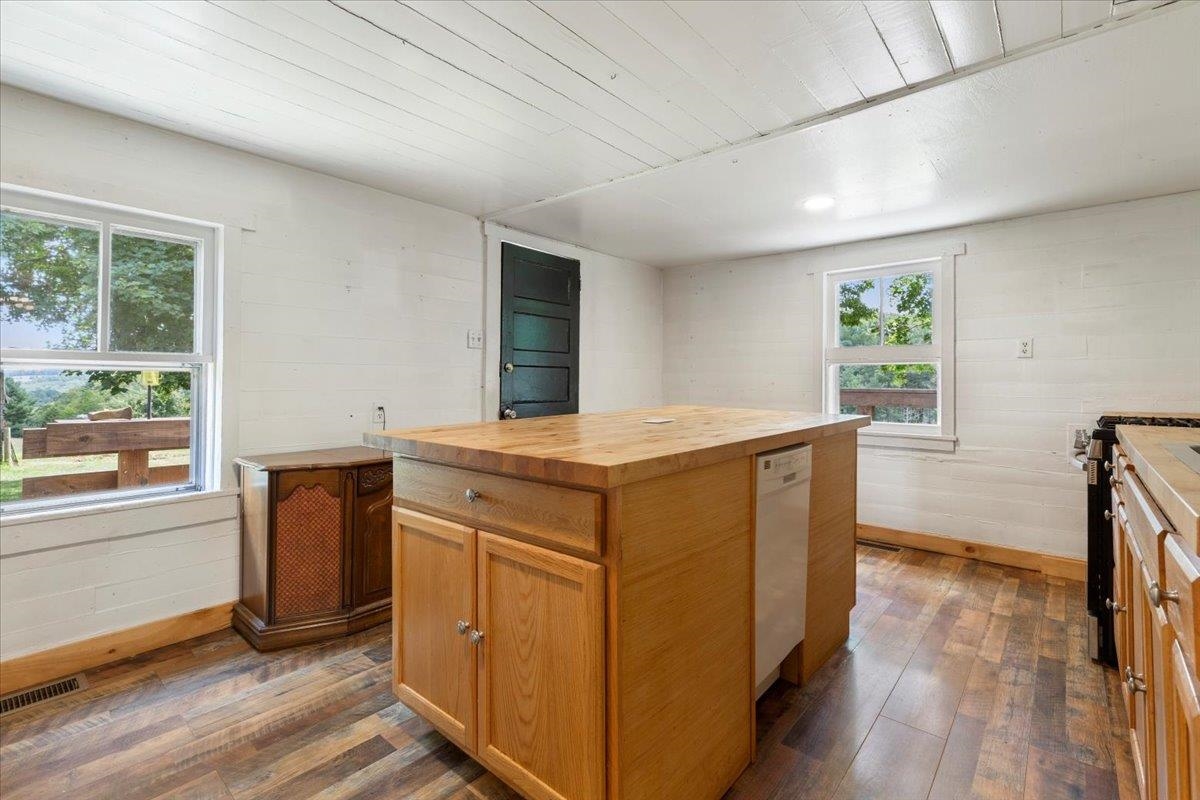 4343 Indian Valley Road NW Willis VA 24380