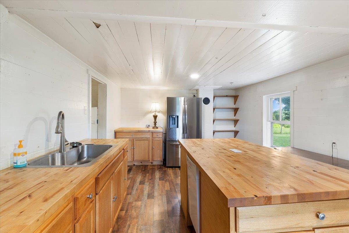 4343 Indian Valley Road NW Willis VA 24380