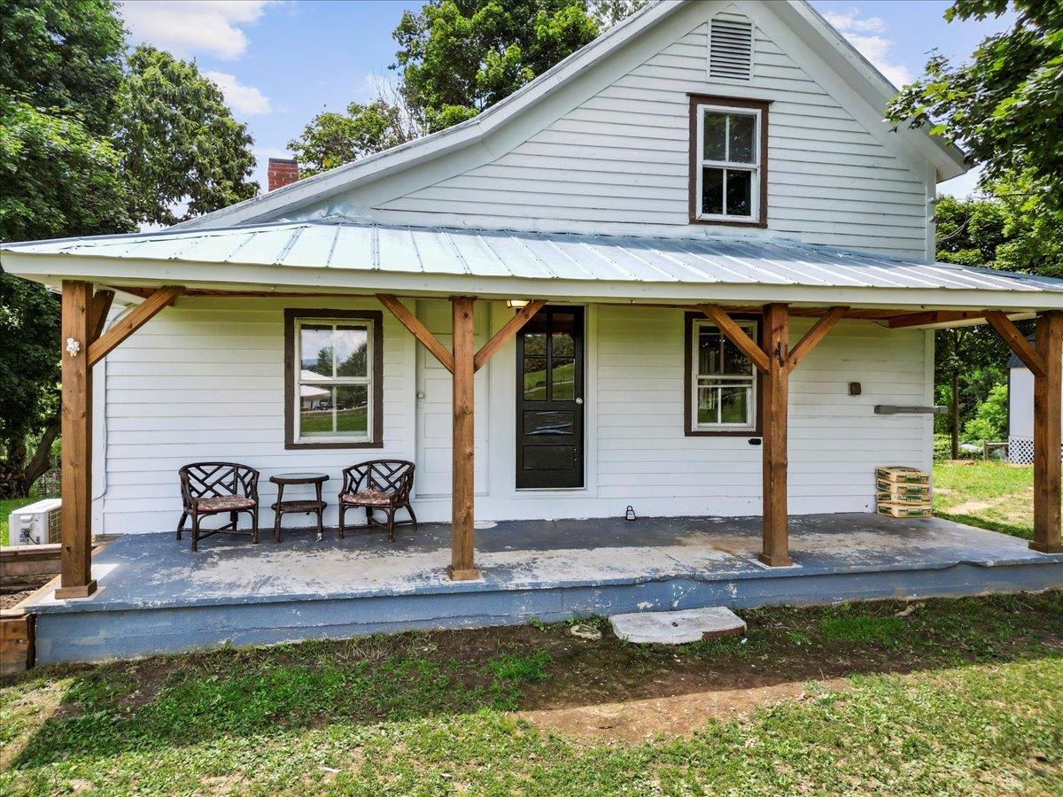 4343 Indian Valley Road NW Willis VA 24380