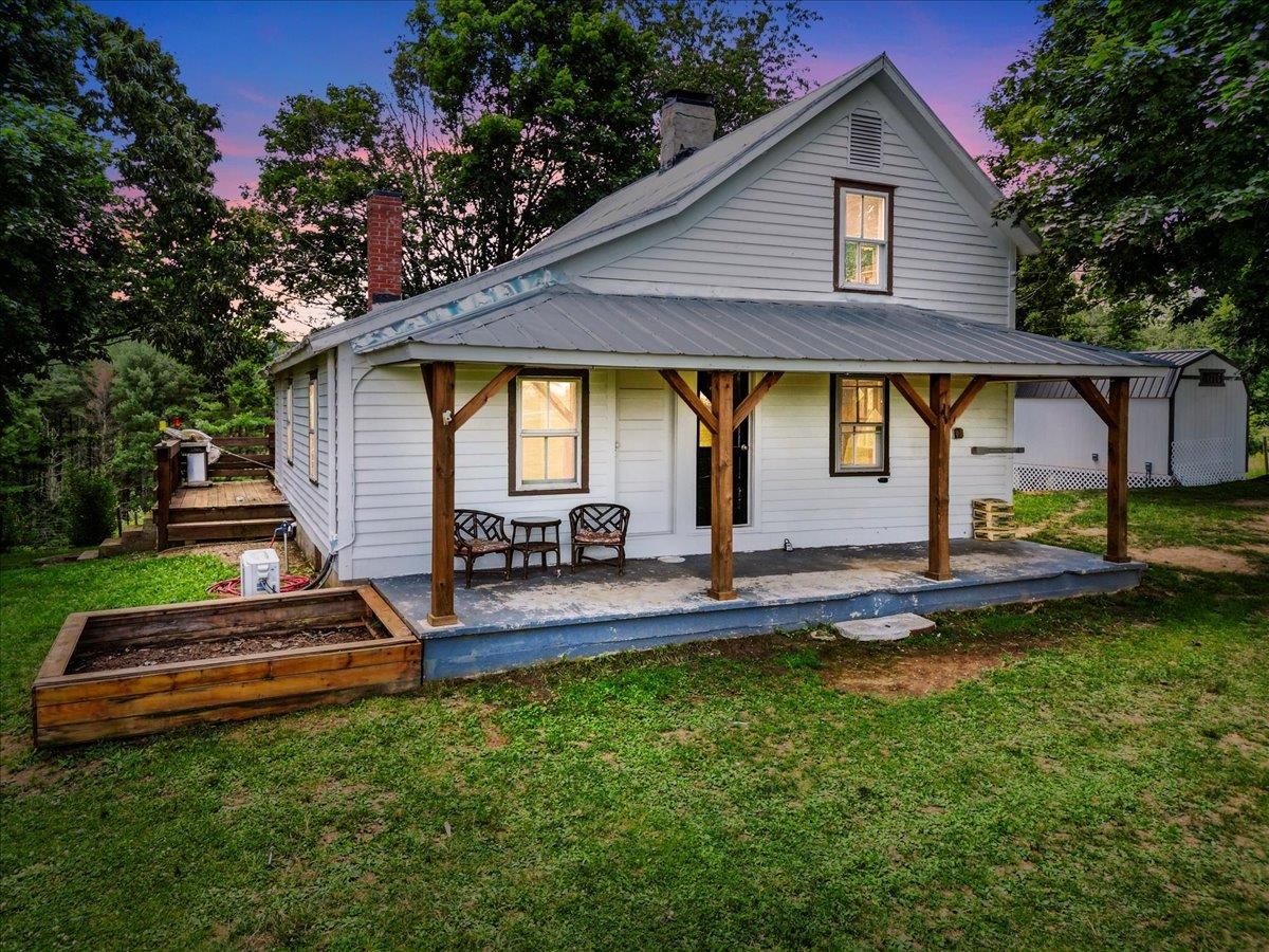 4343 Indian Valley Road NW Willis VA 24380