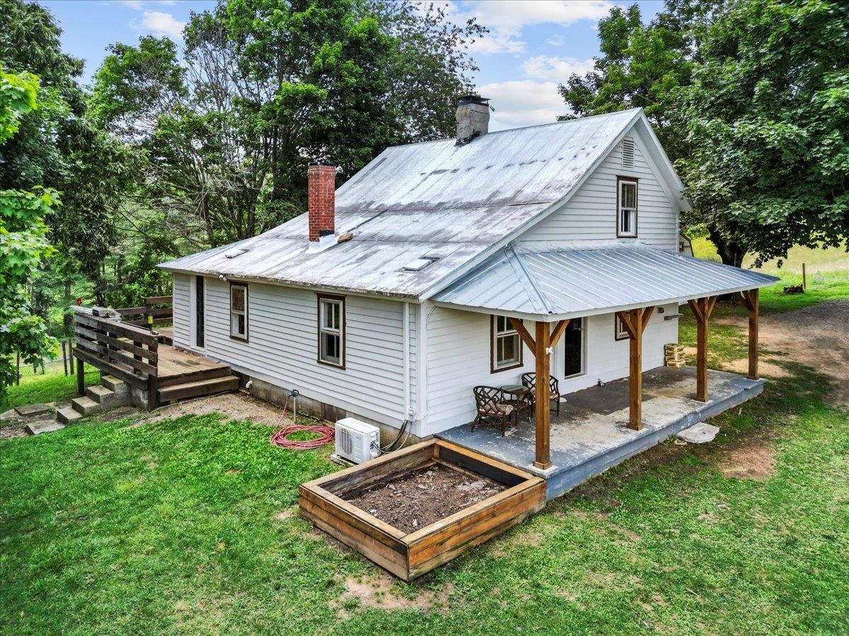 4343 Indian Valley Road NW Willis VA 24380