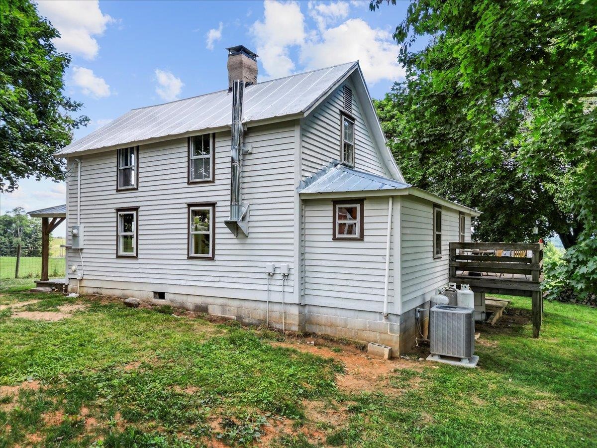 4343 Indian Valley Road NW Willis VA 24380