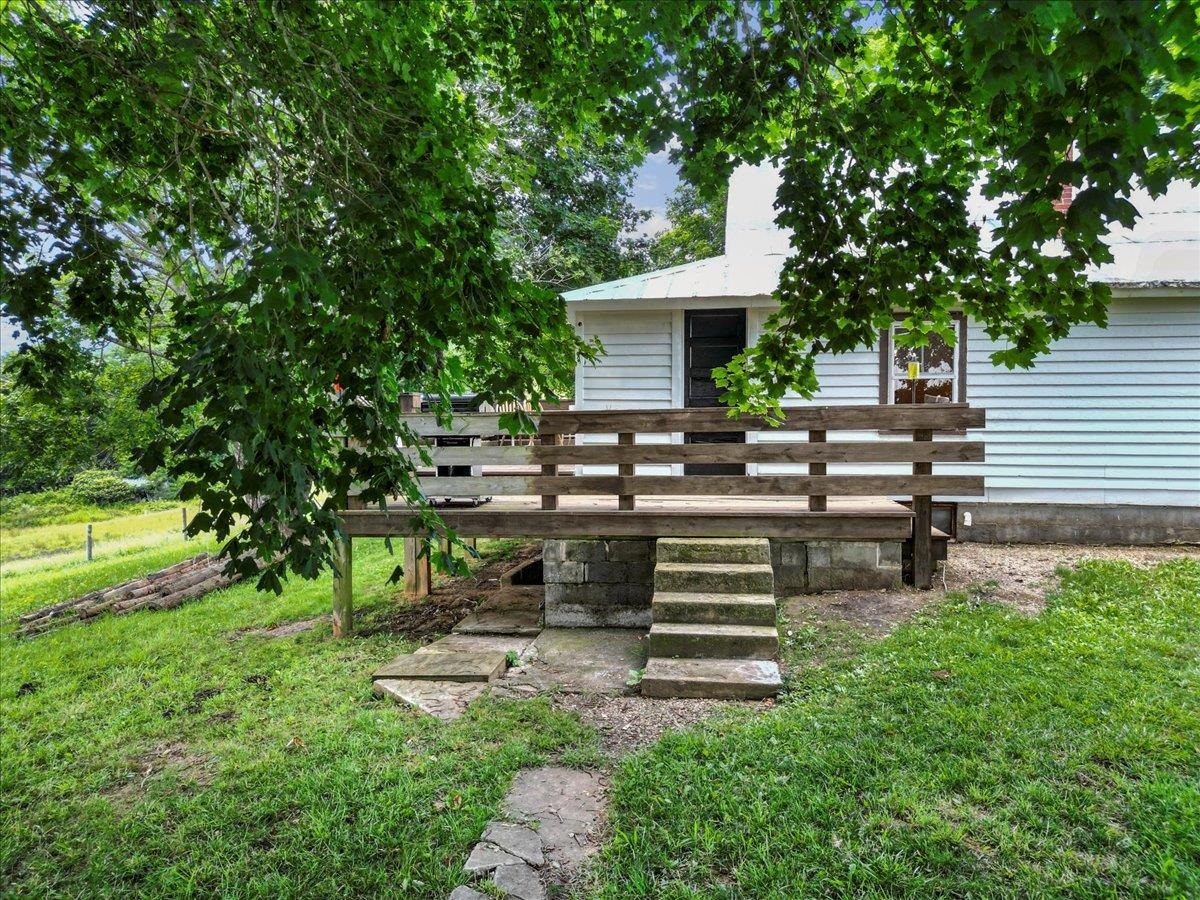 4343 Indian Valley Road NW Willis VA 24380