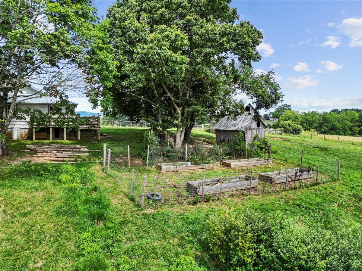 4343 Indian Valley Road NW Willis VA 24380