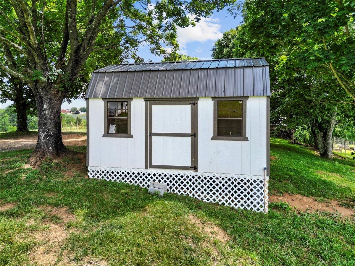 4343 Indian Valley Road NW Willis VA 24380