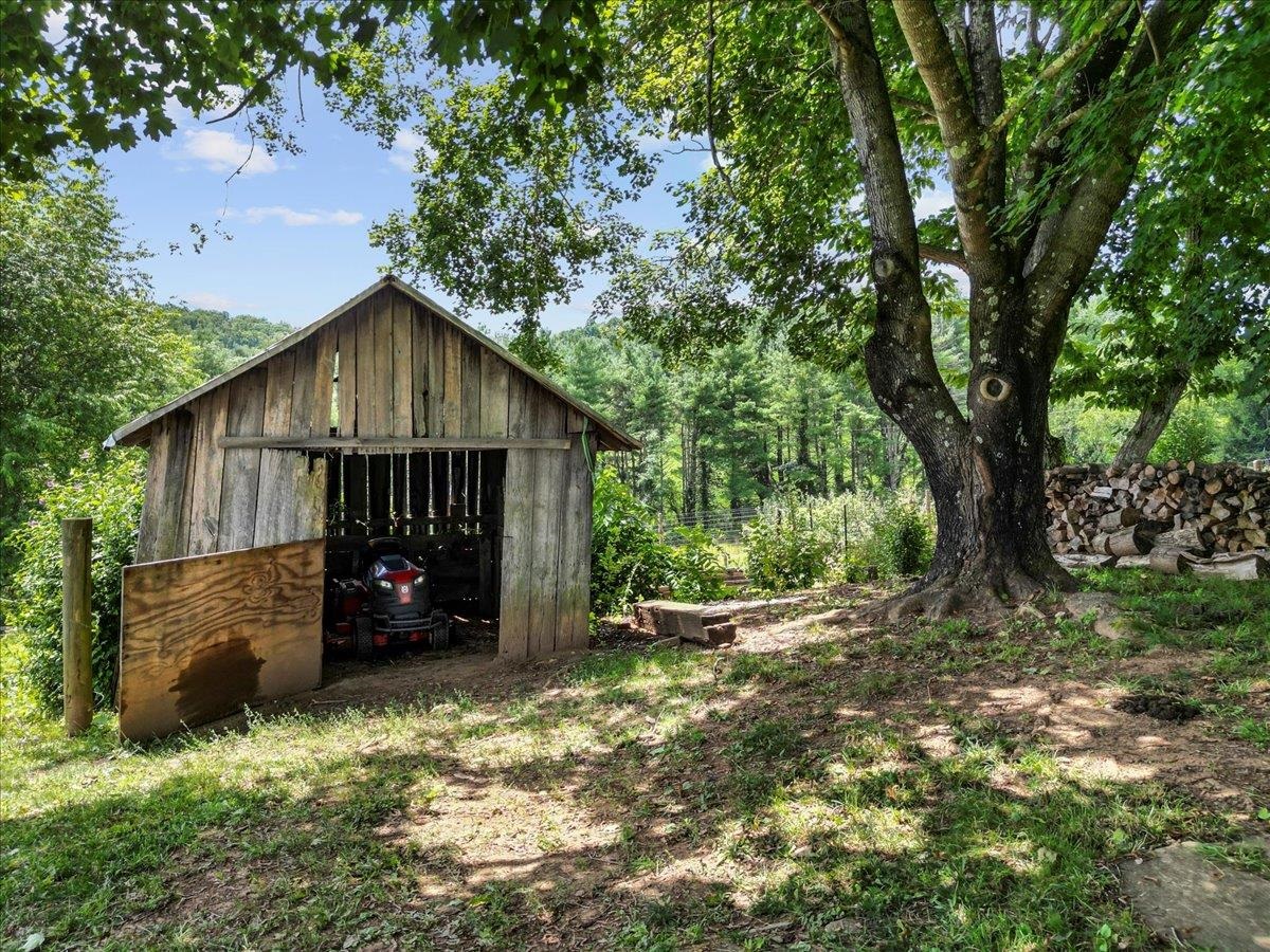 4343 Indian Valley Road NW Willis VA 24380