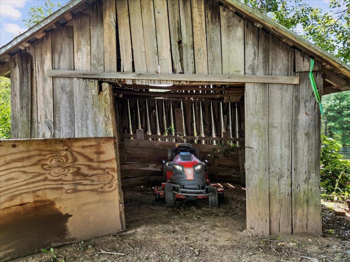 4343 Indian Valley Road NW Willis VA 24380