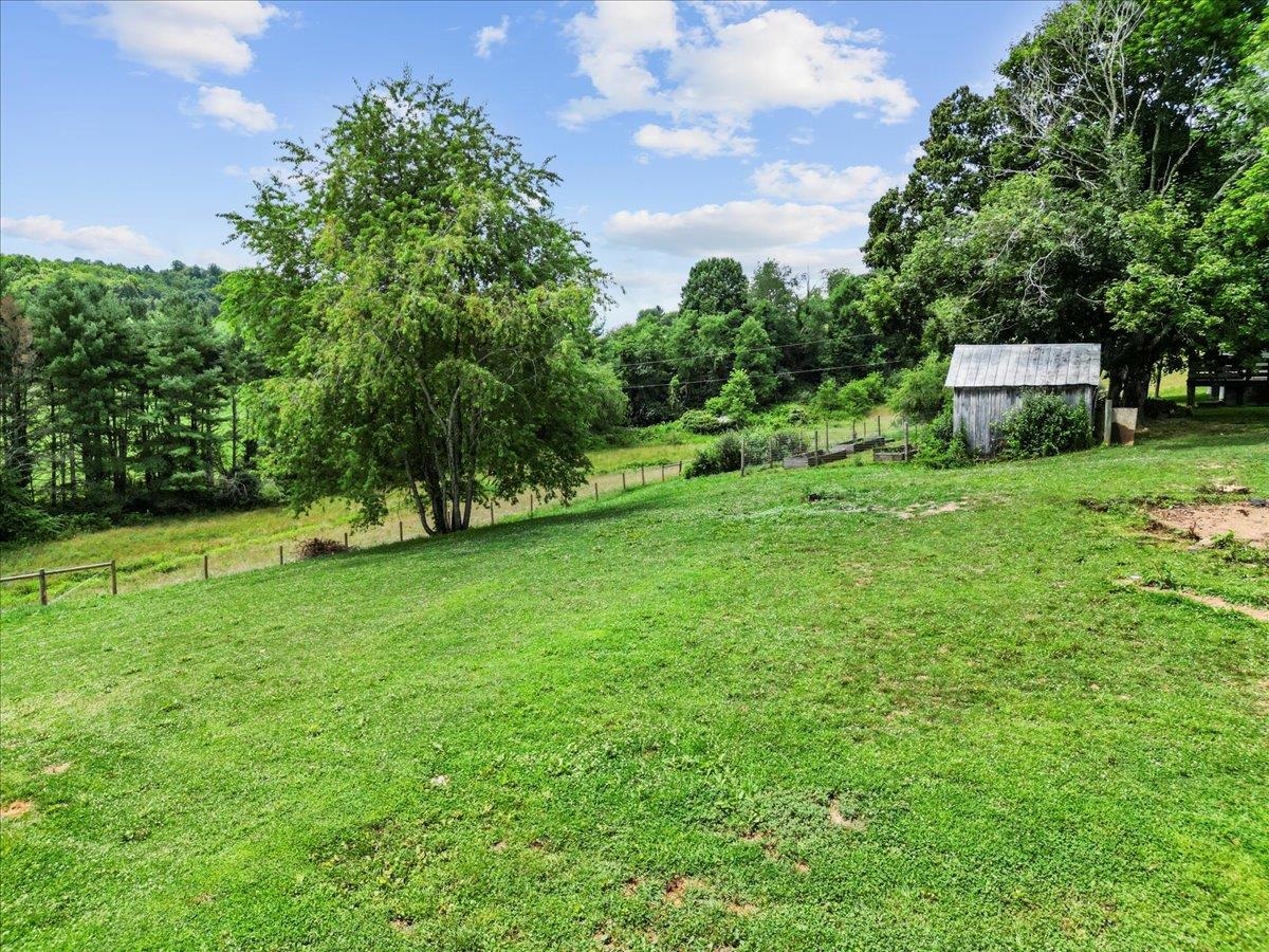 4343 Indian Valley Road NW Willis VA 24380
