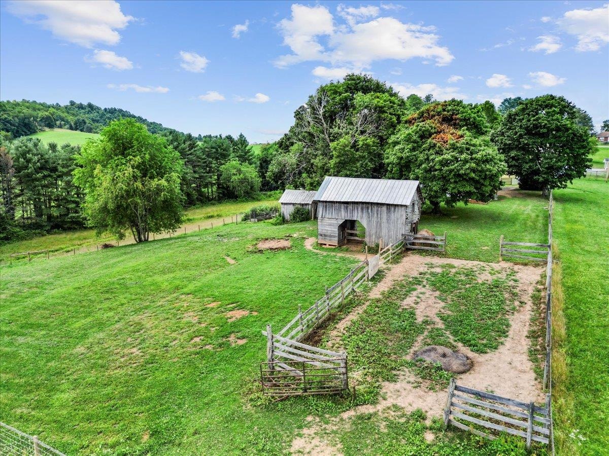 4343 Indian Valley Road NW Willis VA 24380