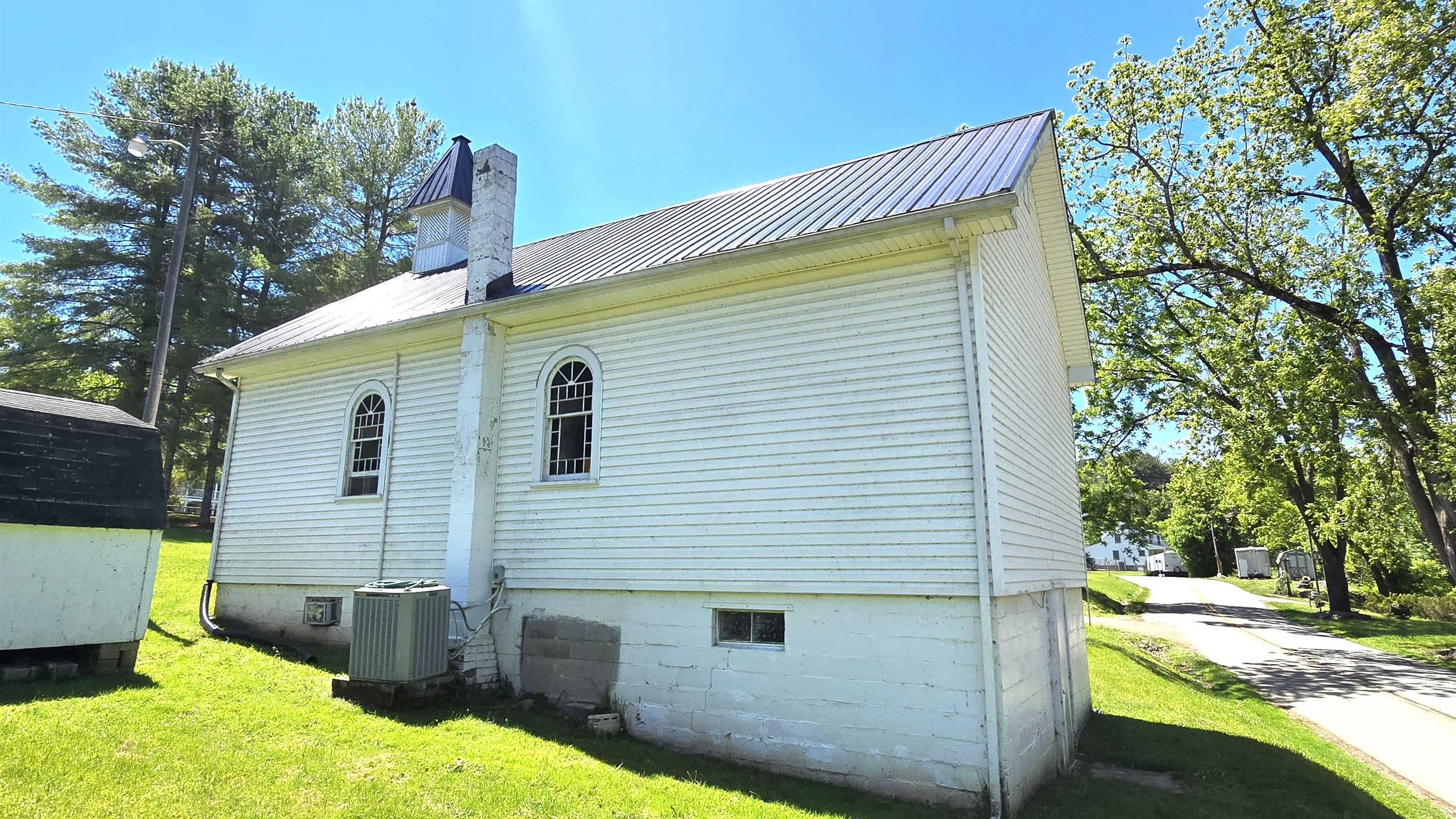 1560 Julia Simpkins Road Allisonia VA 24347