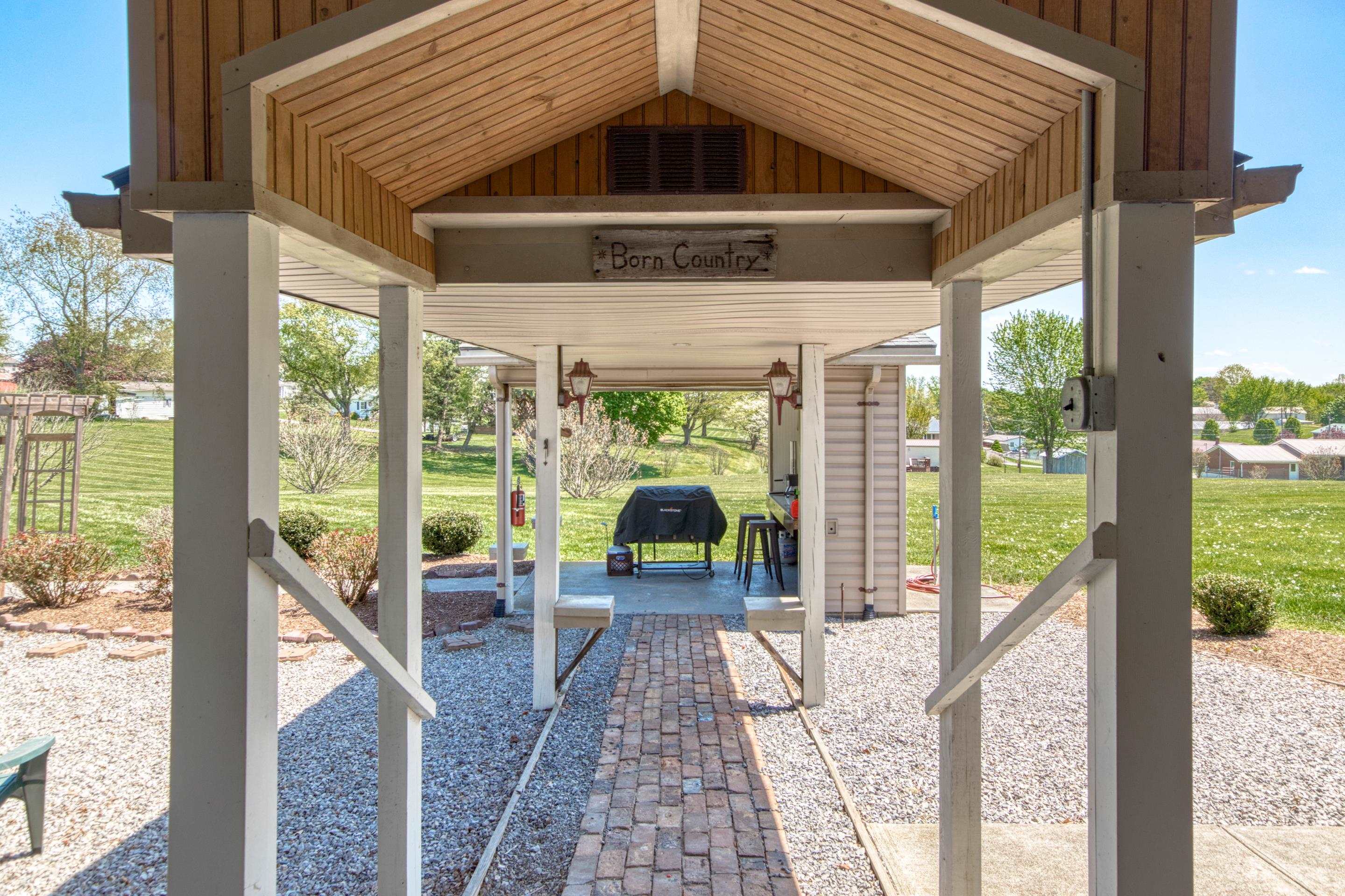 218 Chinquapin Avenue Rural Retreat VA 24368