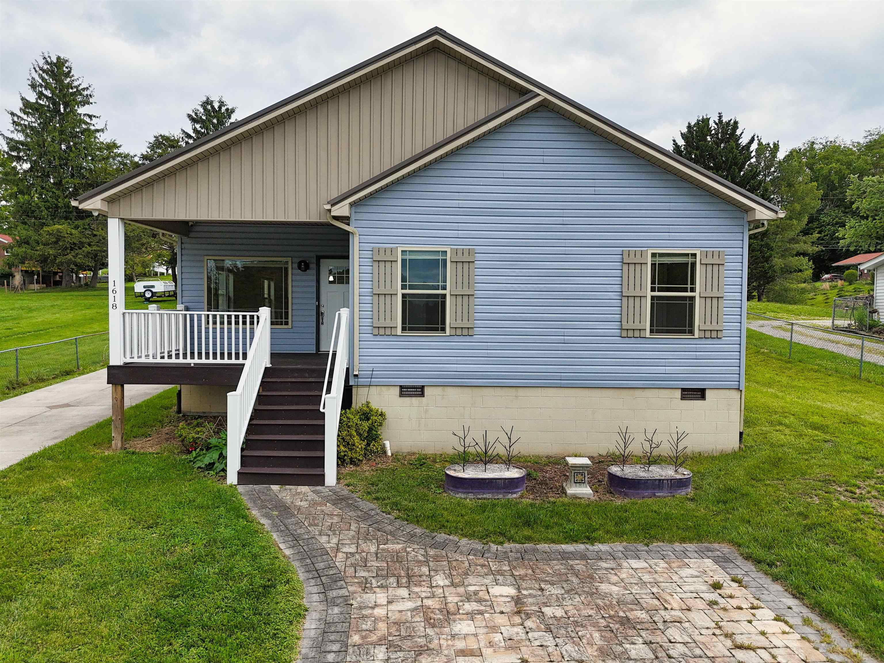 1618 Fourth Street Radford VA 24141