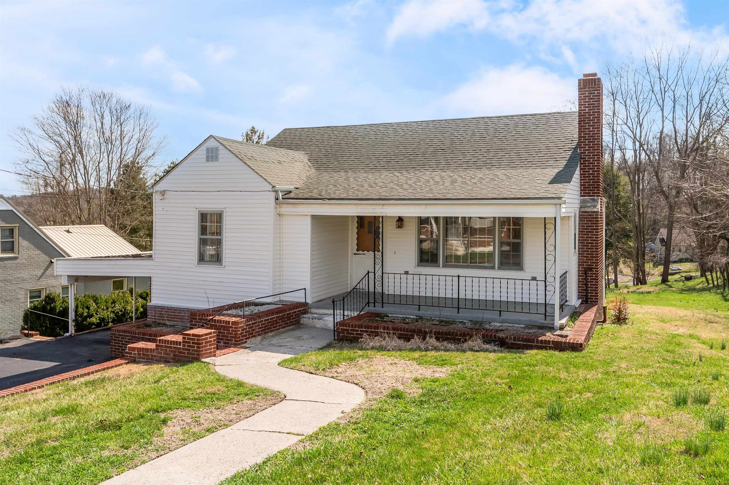 304 Maple Avenue Pearisburg VA 24134