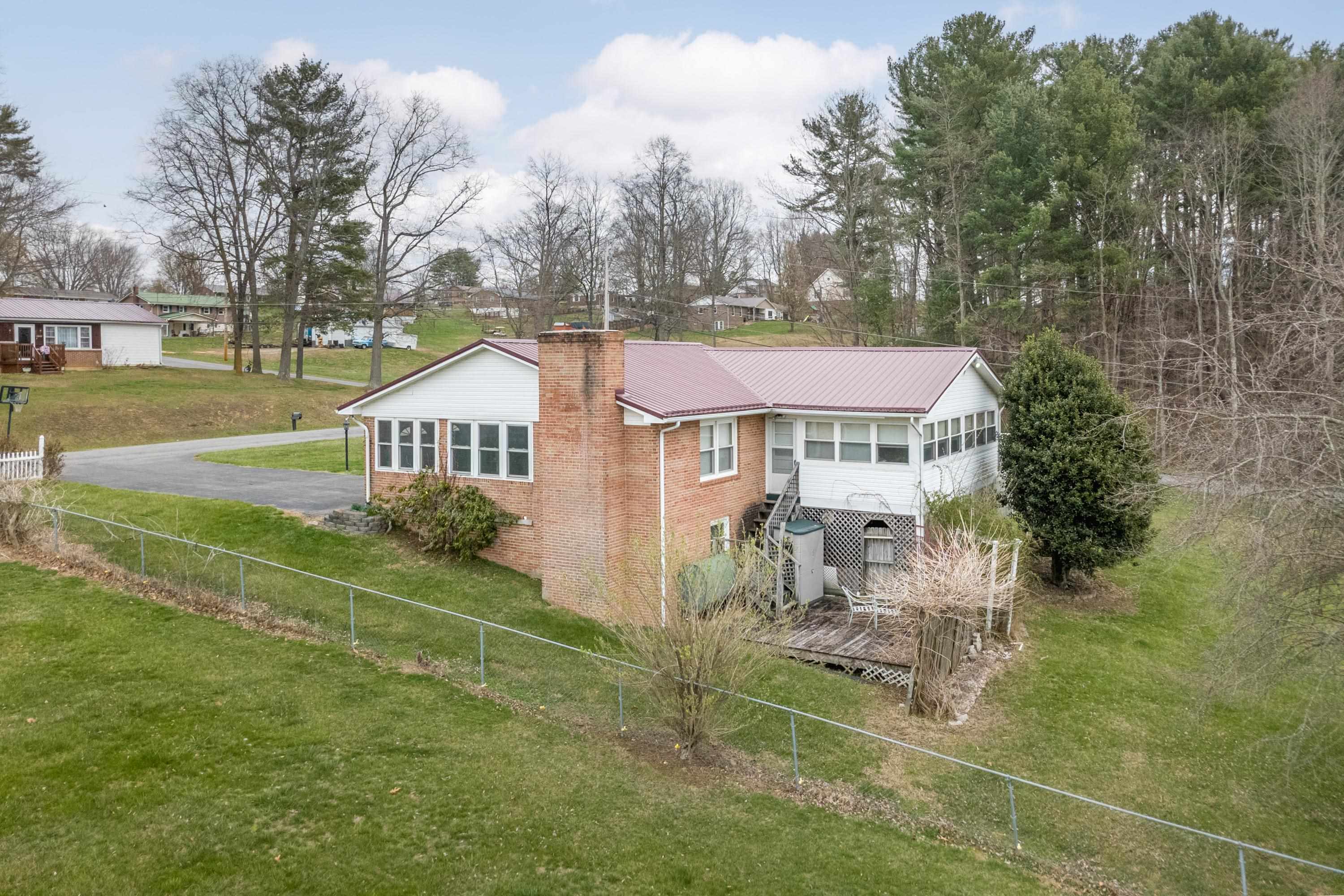 2516 Pinewood Drive Draper VA 24324