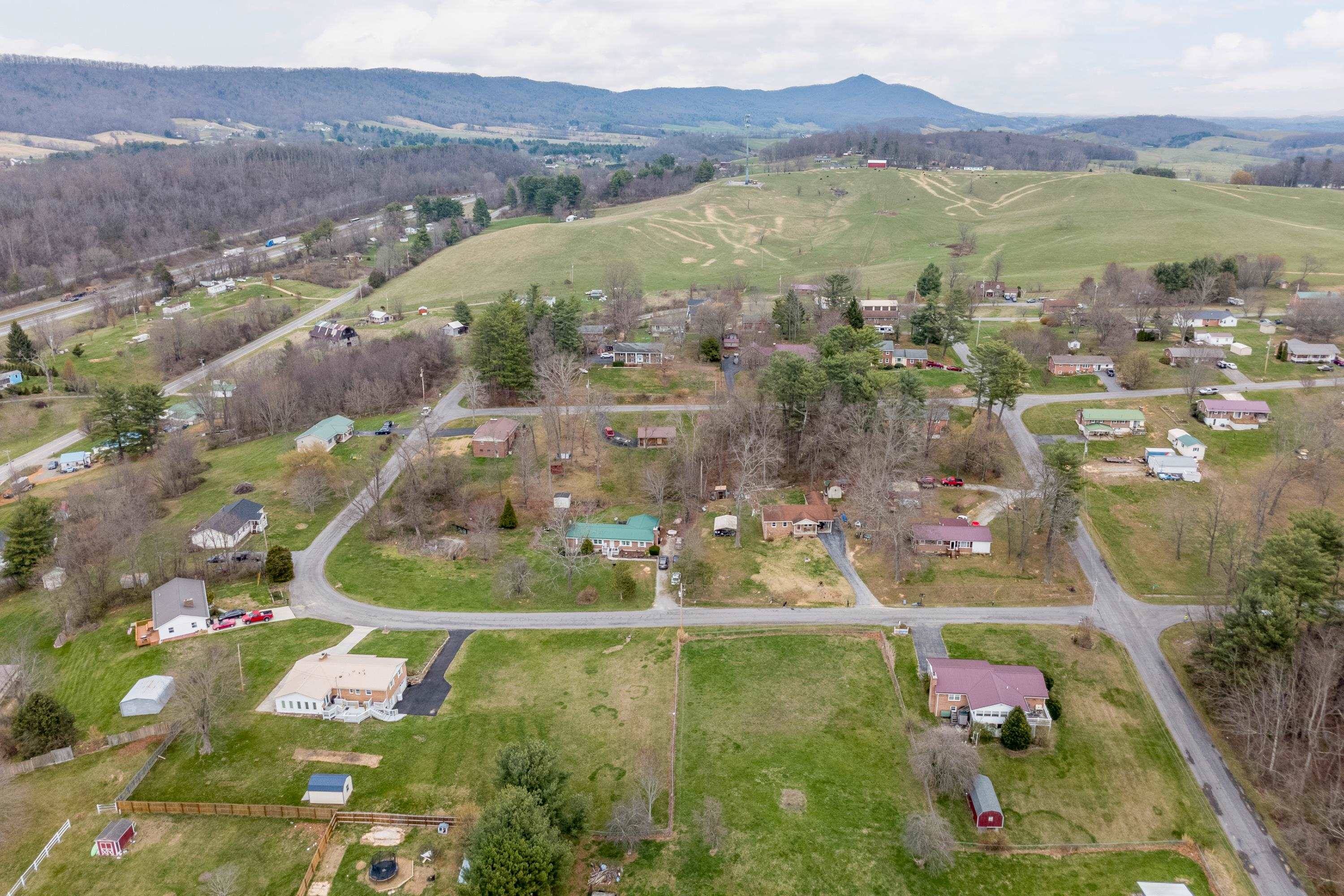 2516 Pinewood Drive Draper VA 24324