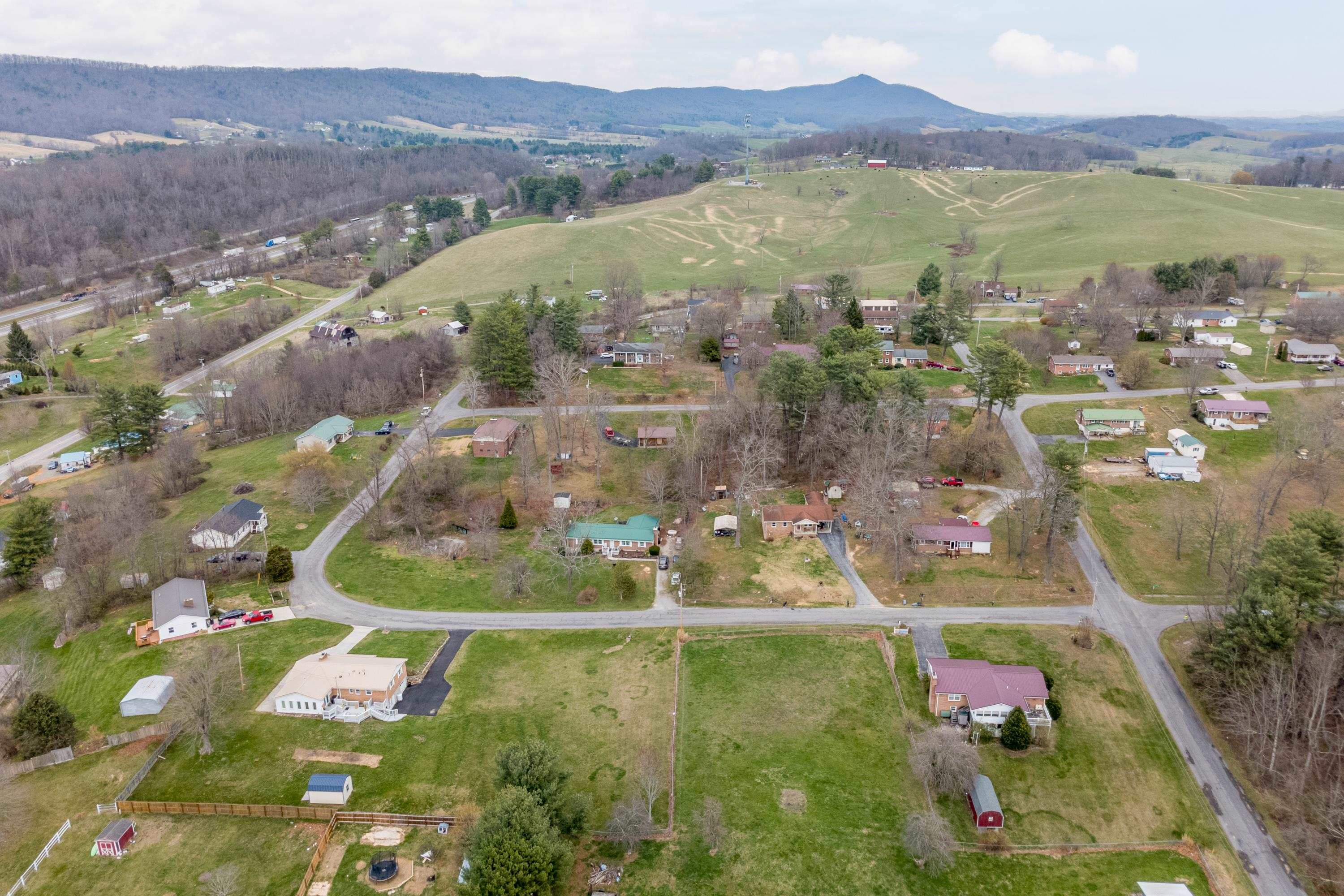 2516 Pinewood Drive Draper VA 24324