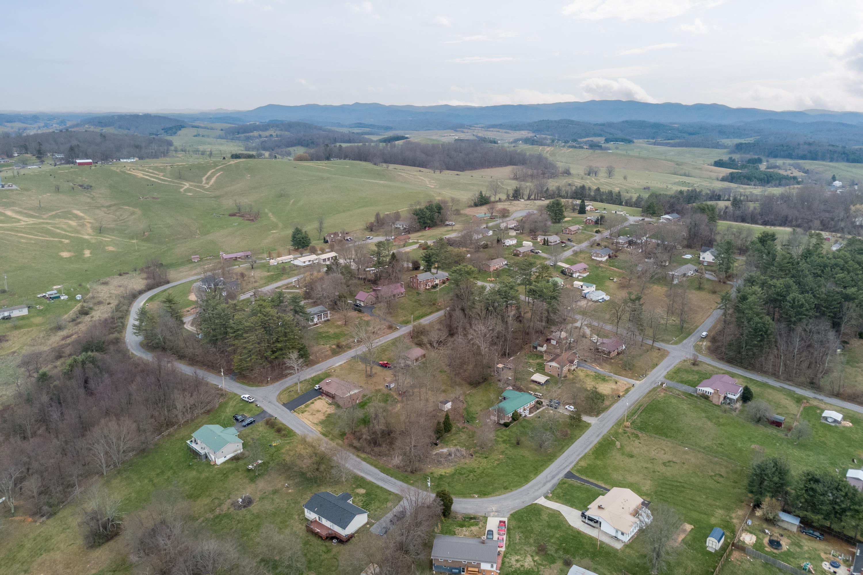 2516 Pinewood Drive Draper VA 24324