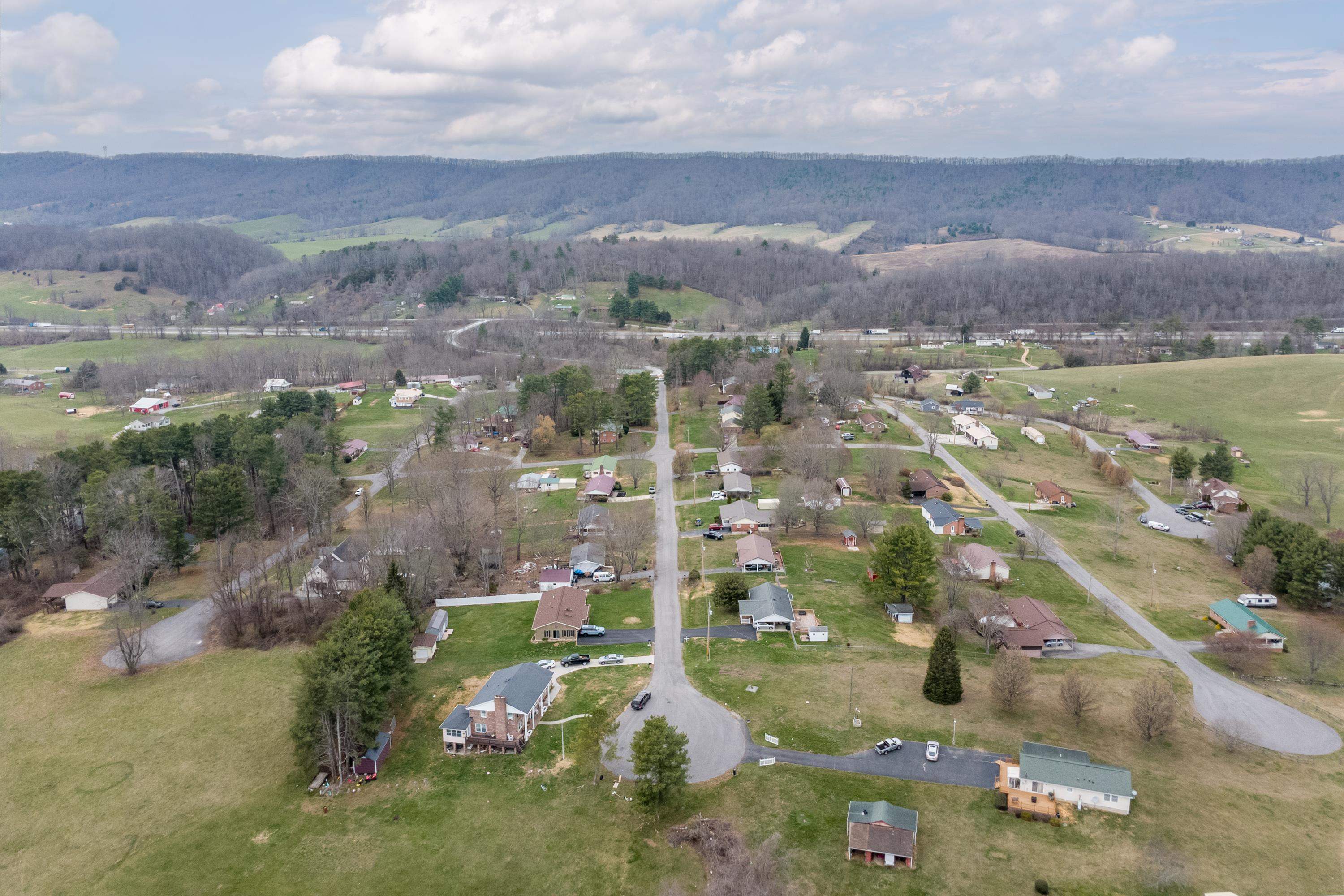 2516 Pinewood Drive Draper VA 24324