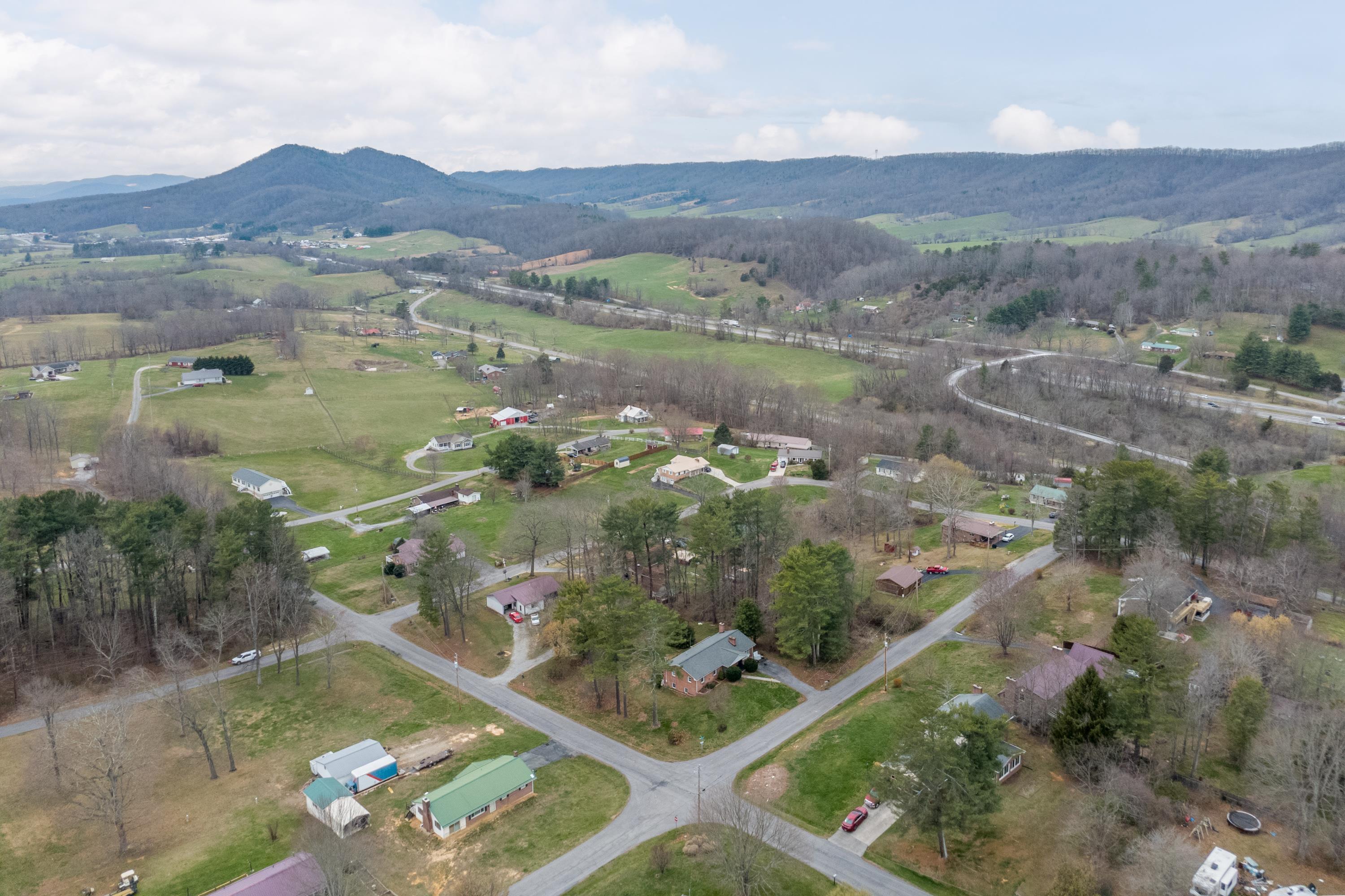 2516 Pinewood Drive Draper VA 24324