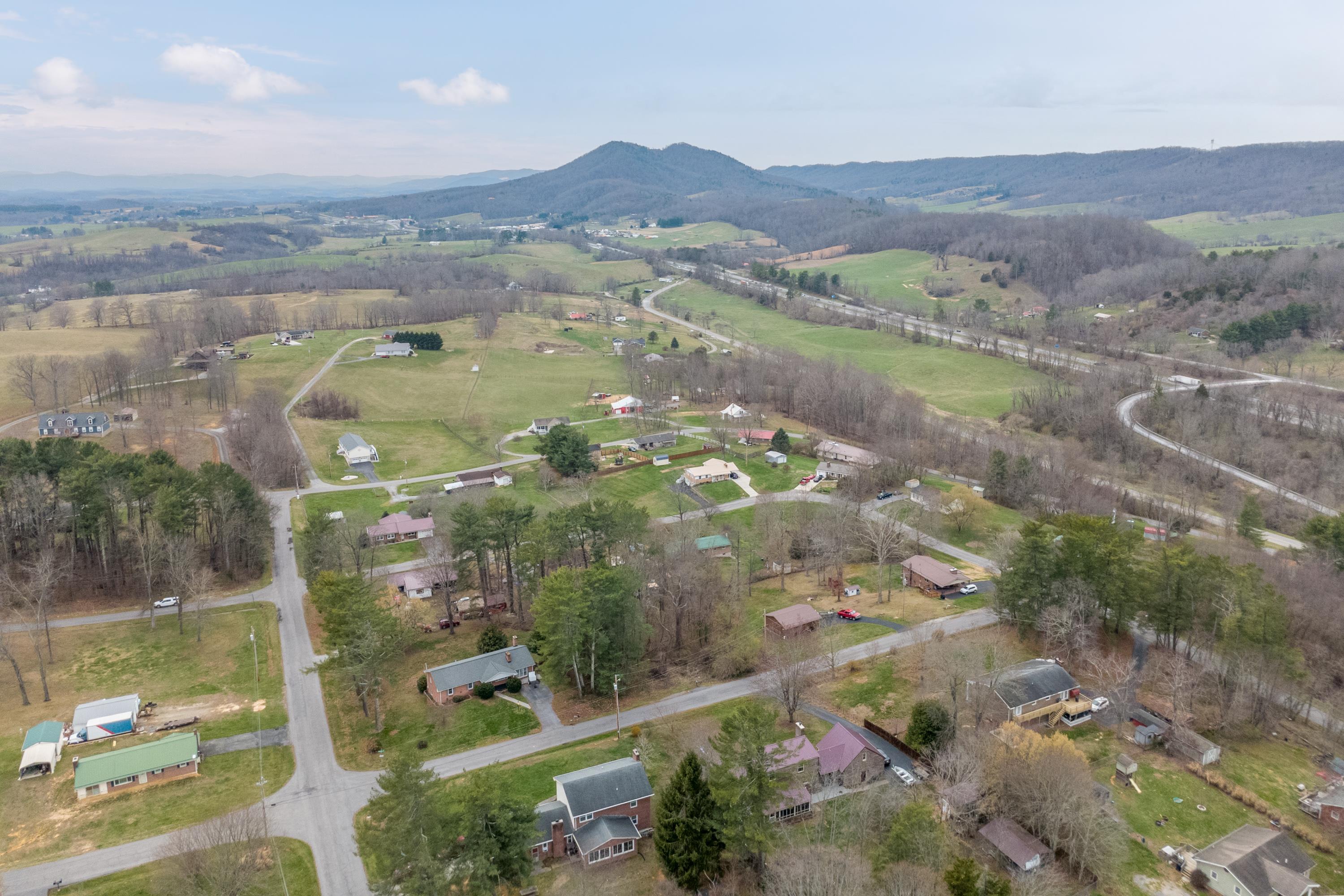 2516 Pinewood Drive Draper VA 24324