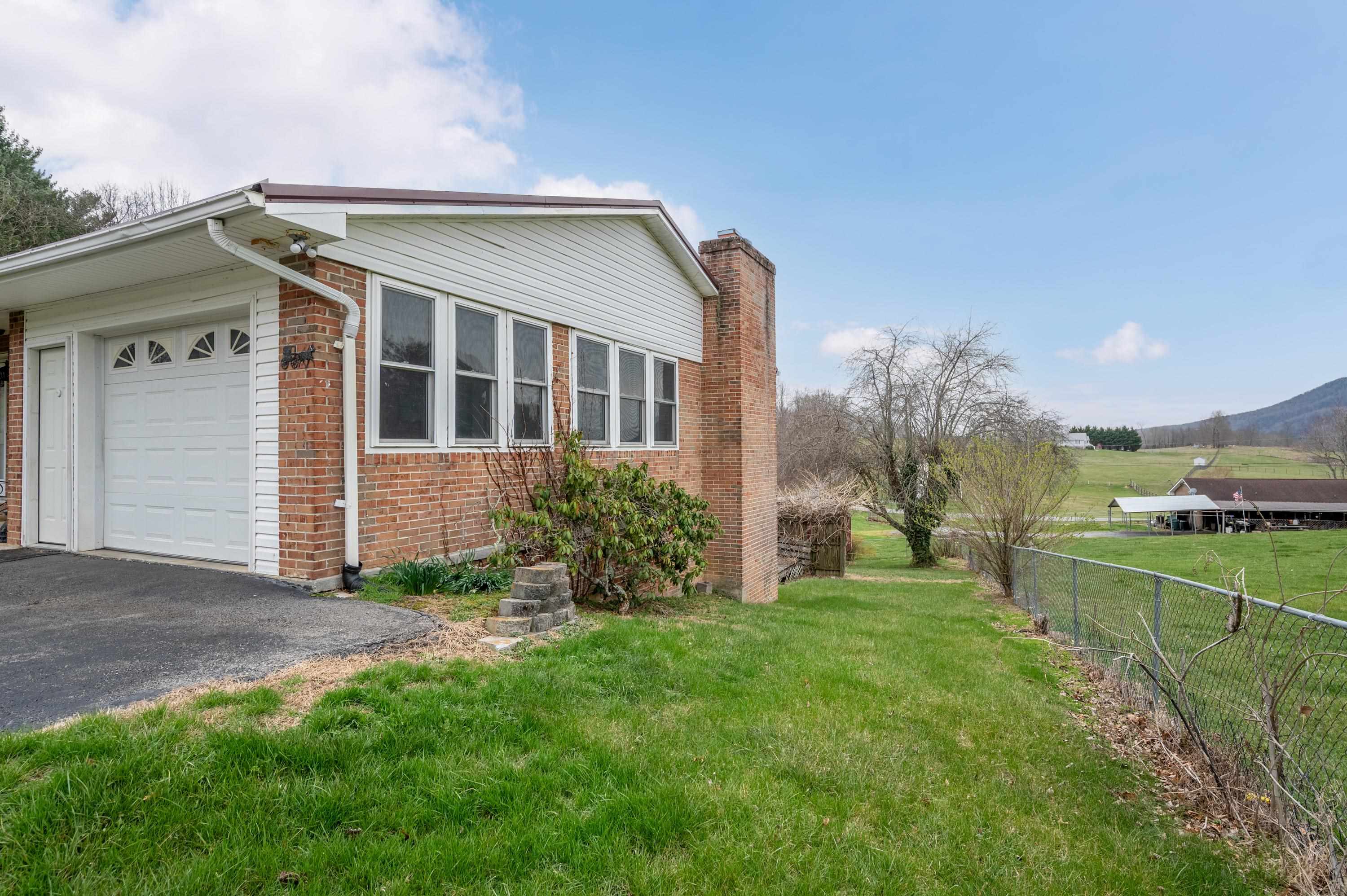 2516 Pinewood Drive Draper VA 24324