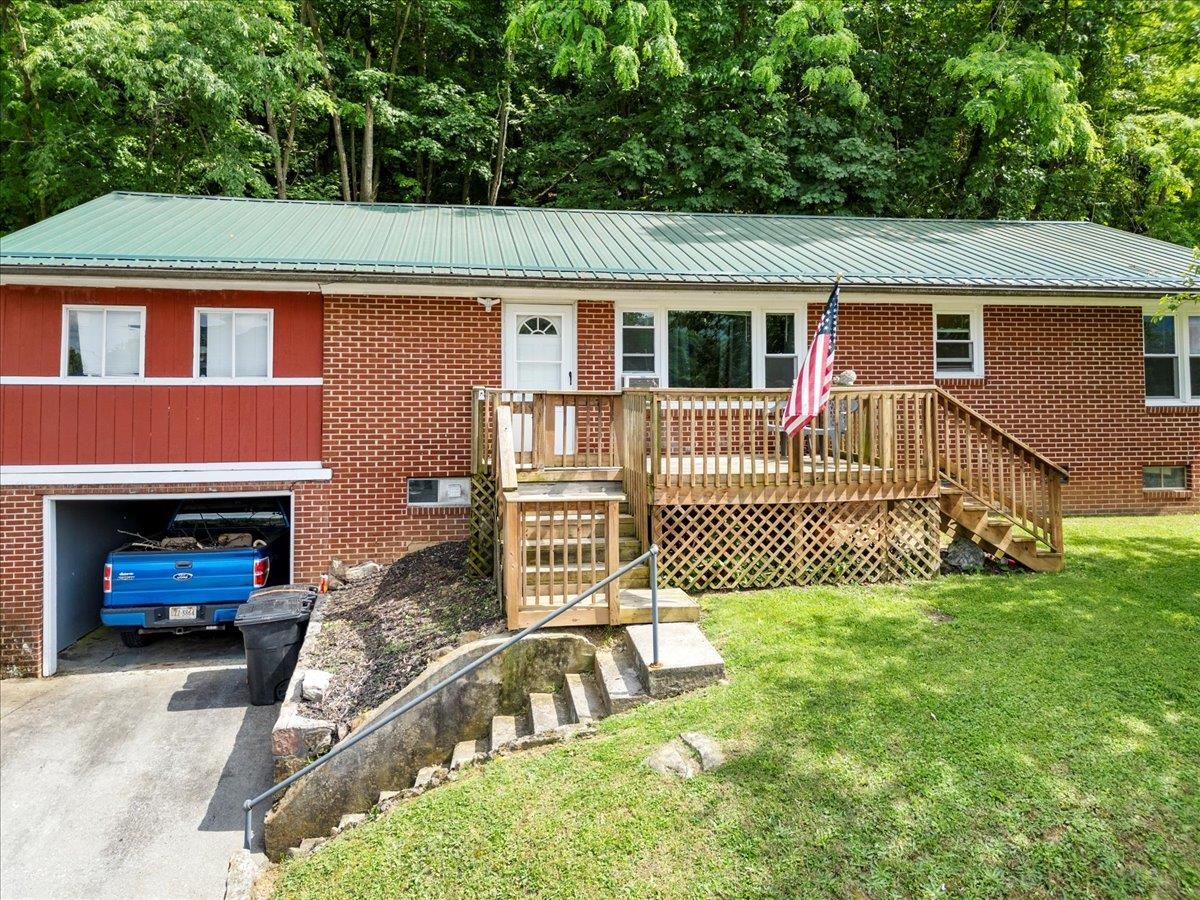 508 College Street Narrows VA 24124