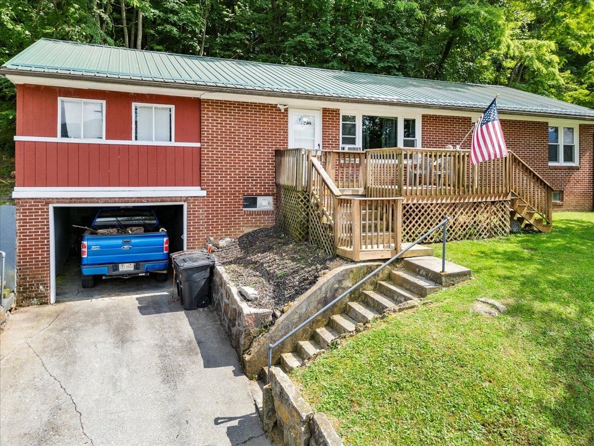 508 College Street Narrows VA 24124